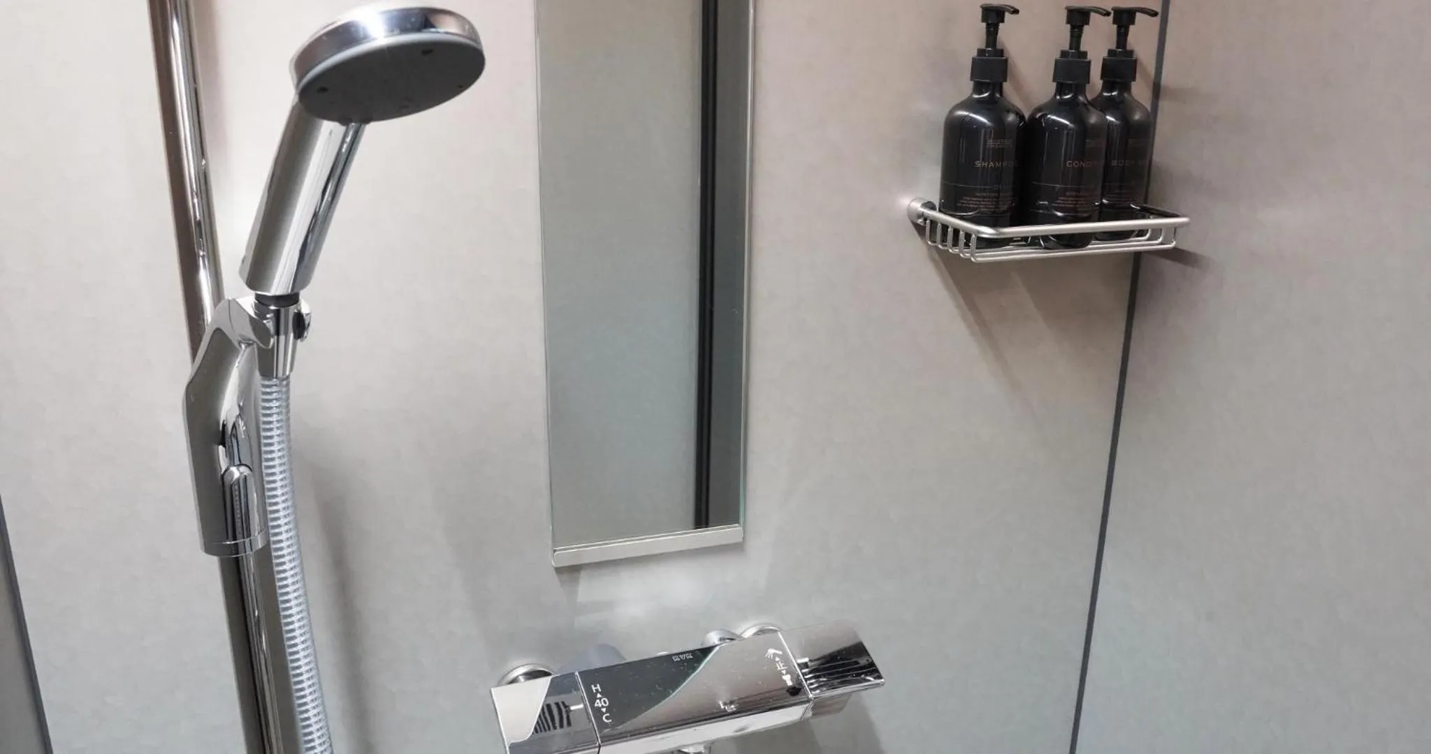 Shower in SETOUCHI KEIRIN HOTEL 10 by Onko Chishin