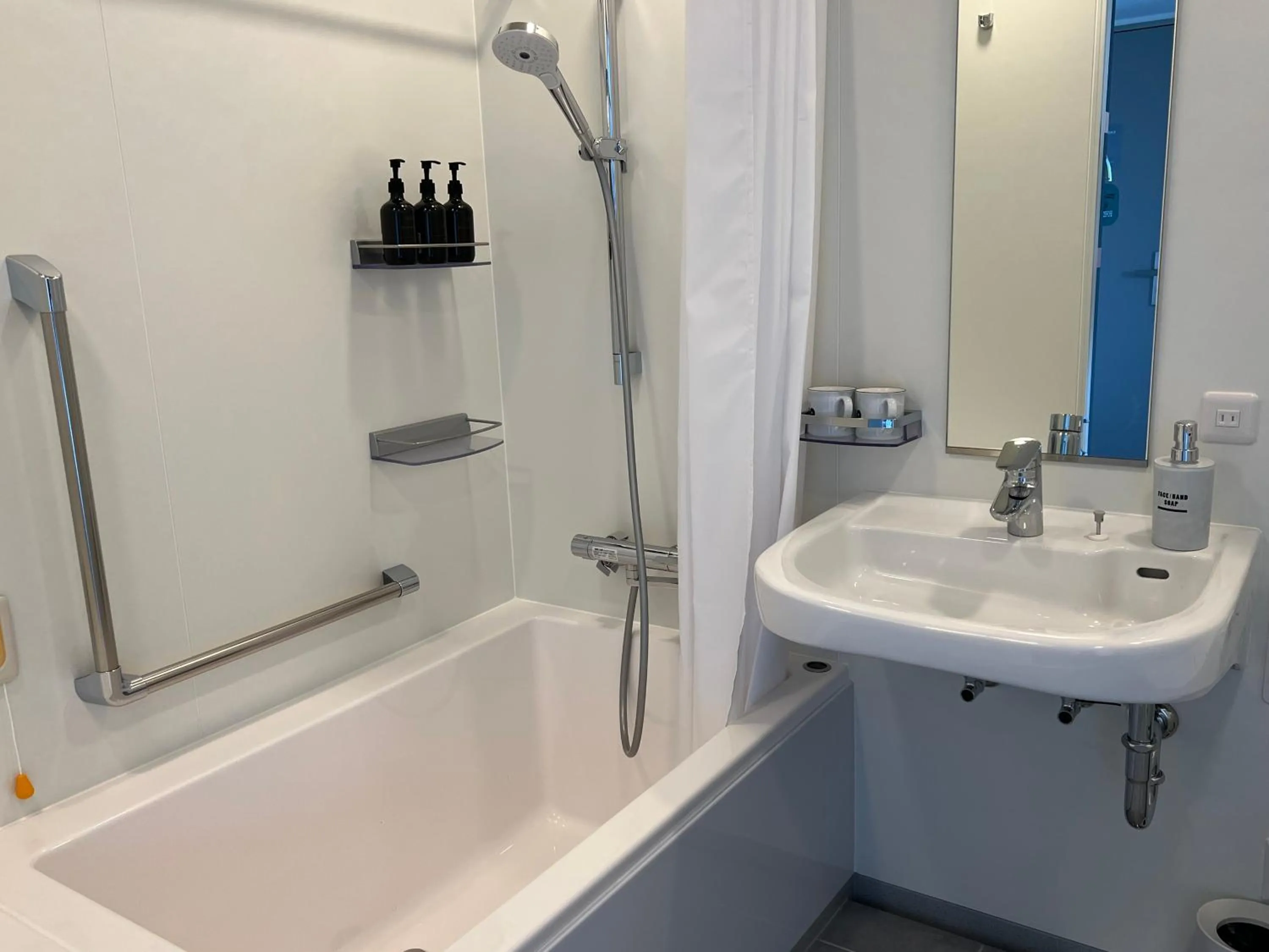 Bathroom in SETOUCHI KEIRIN HOTEL 10 by Onko Chishin