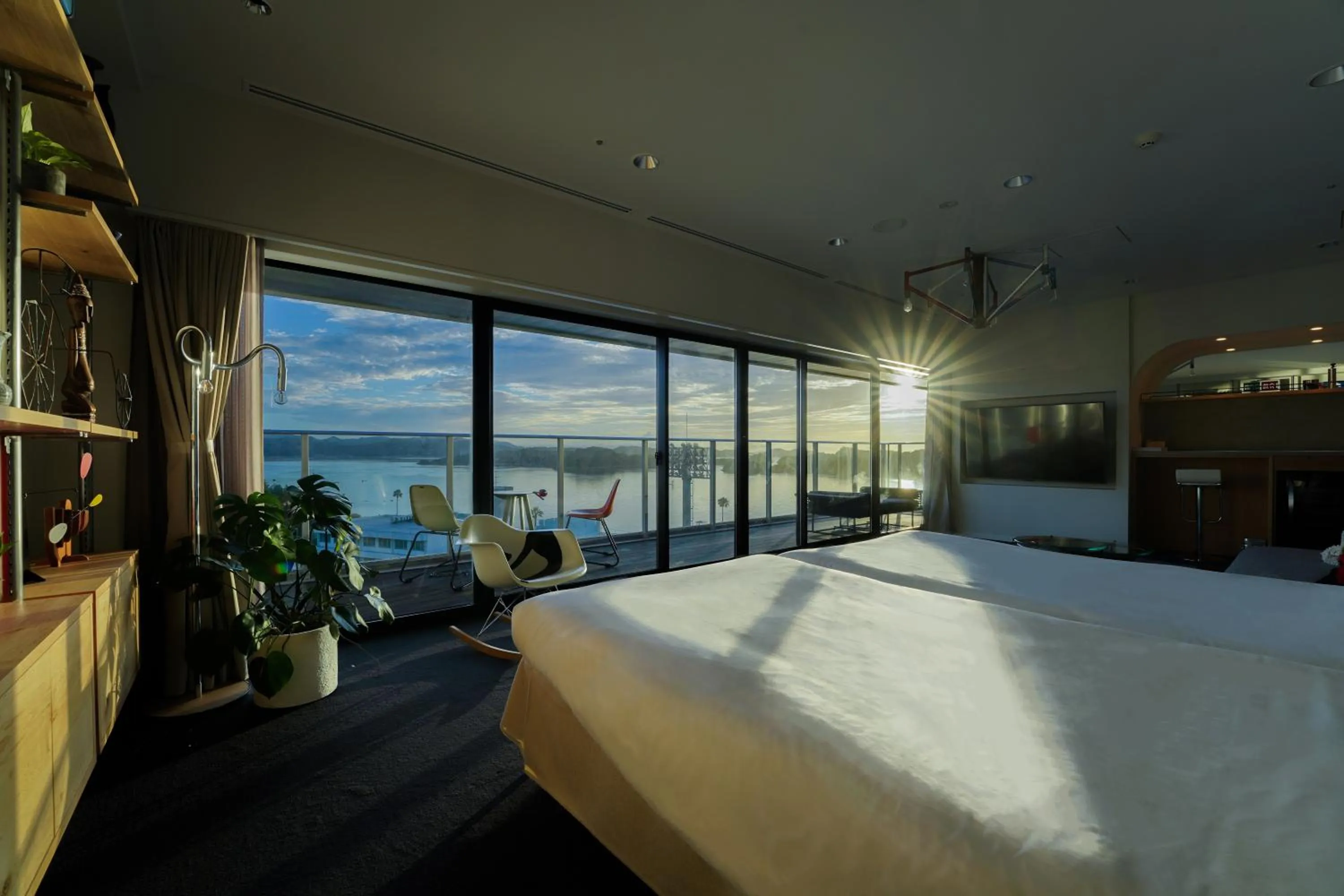 Photo of the whole room, Bed in SETOUCHI KEIRIN HOTEL 10 by Onko Chishin