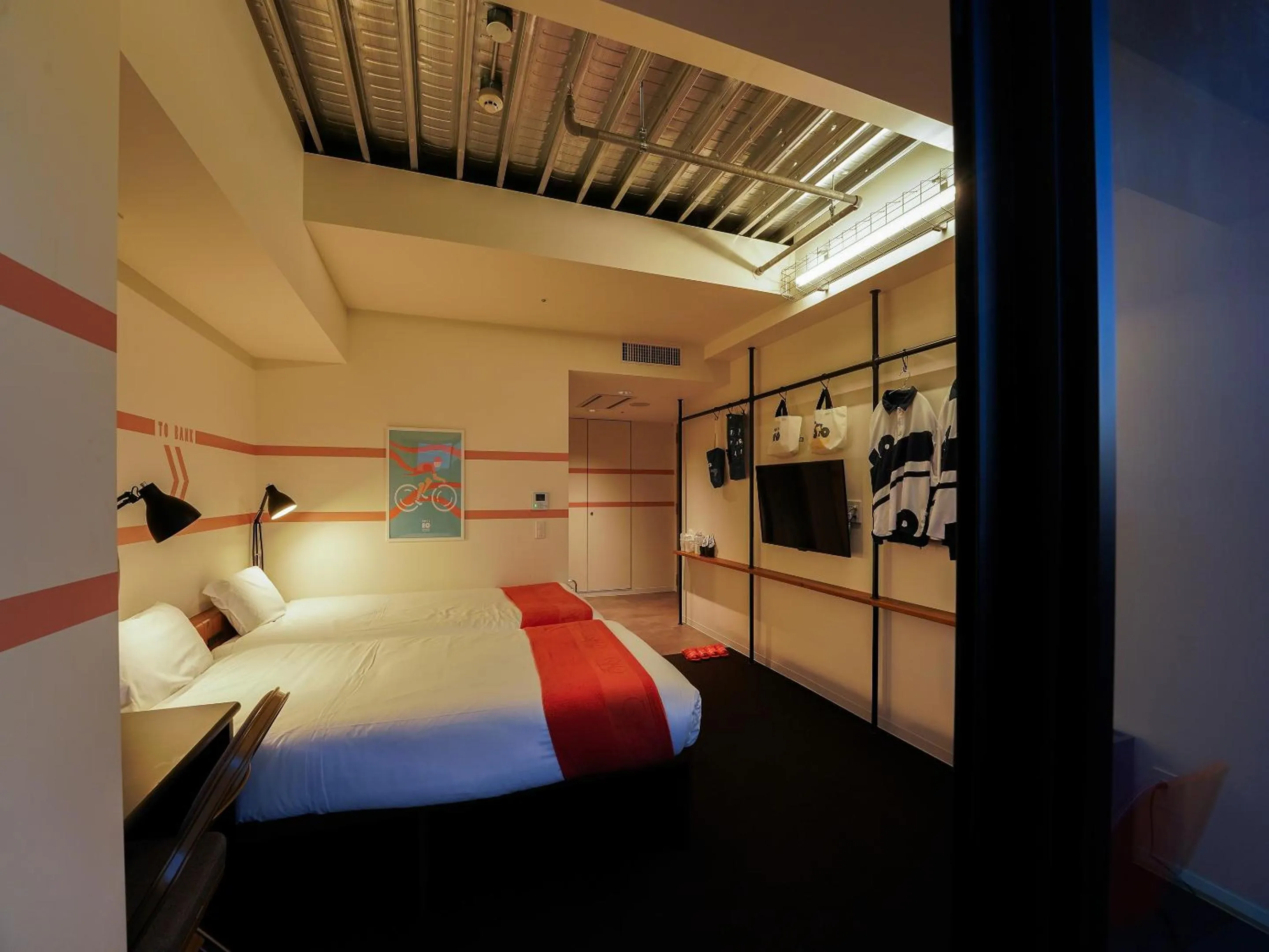 Bed in SETOUCHI KEIRIN HOTEL 10 by Onko Chishin