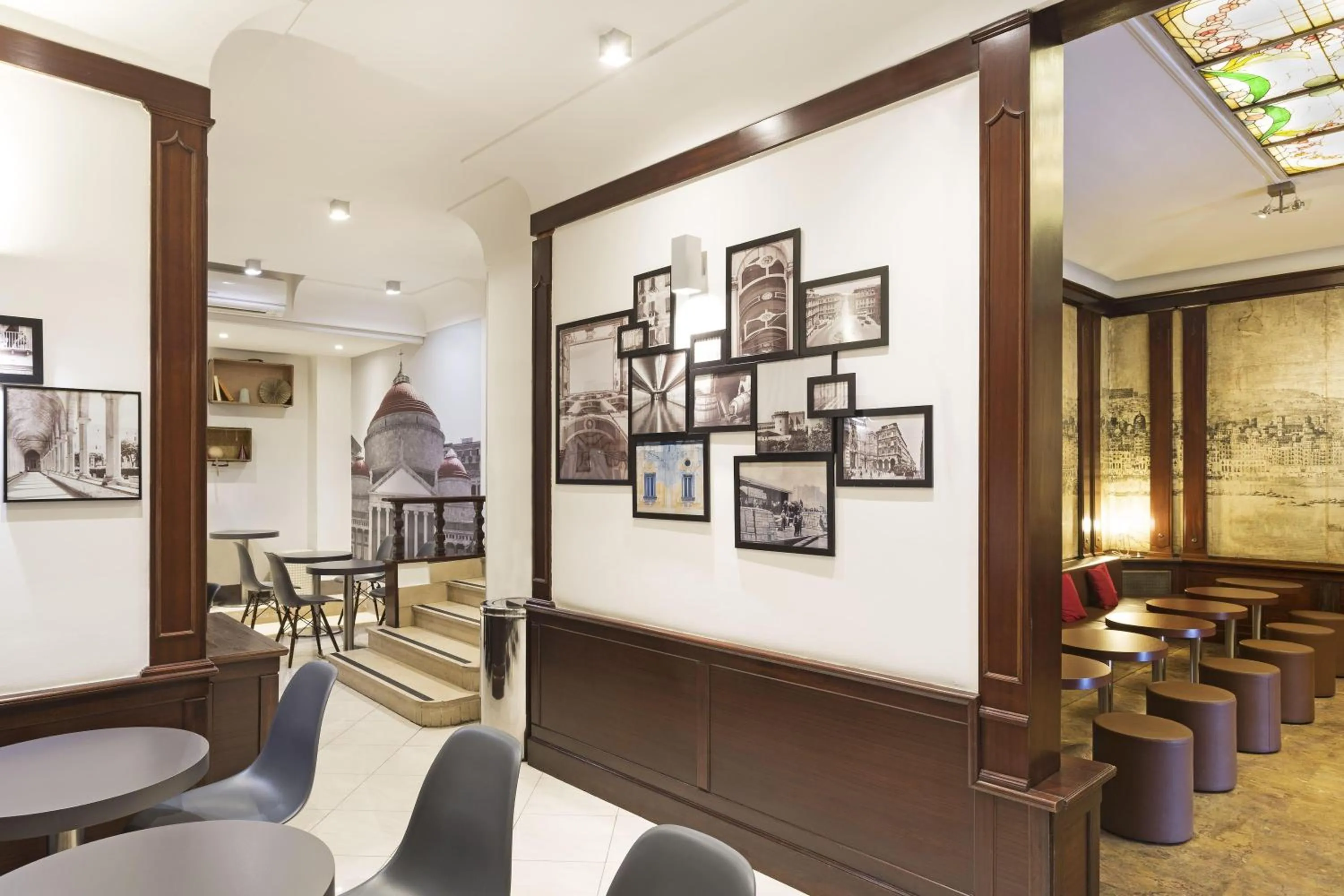 Lobby or reception in B&B Hotel Napoli