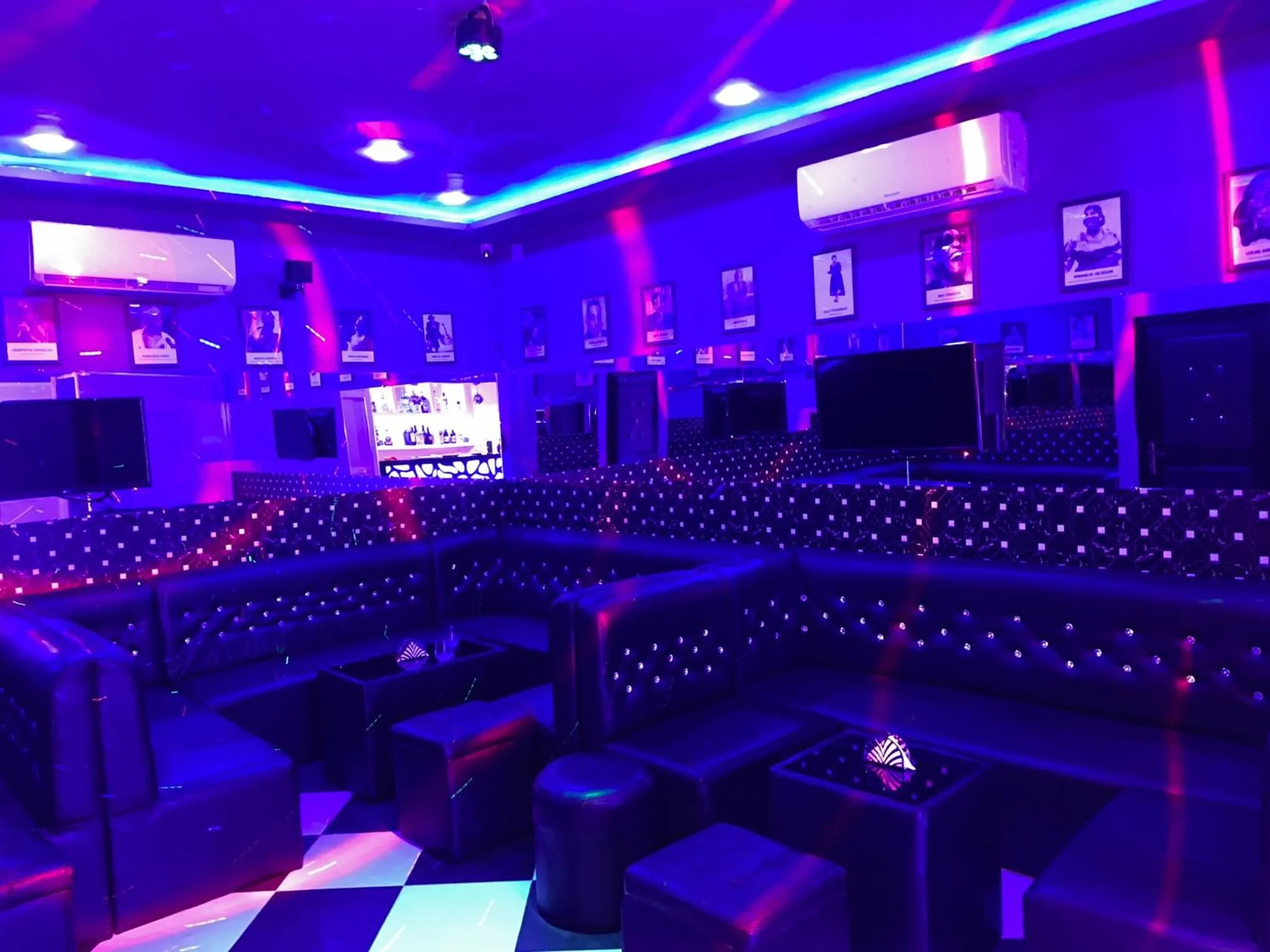 Nightclub / DJ in HOTEL LES ARCADES