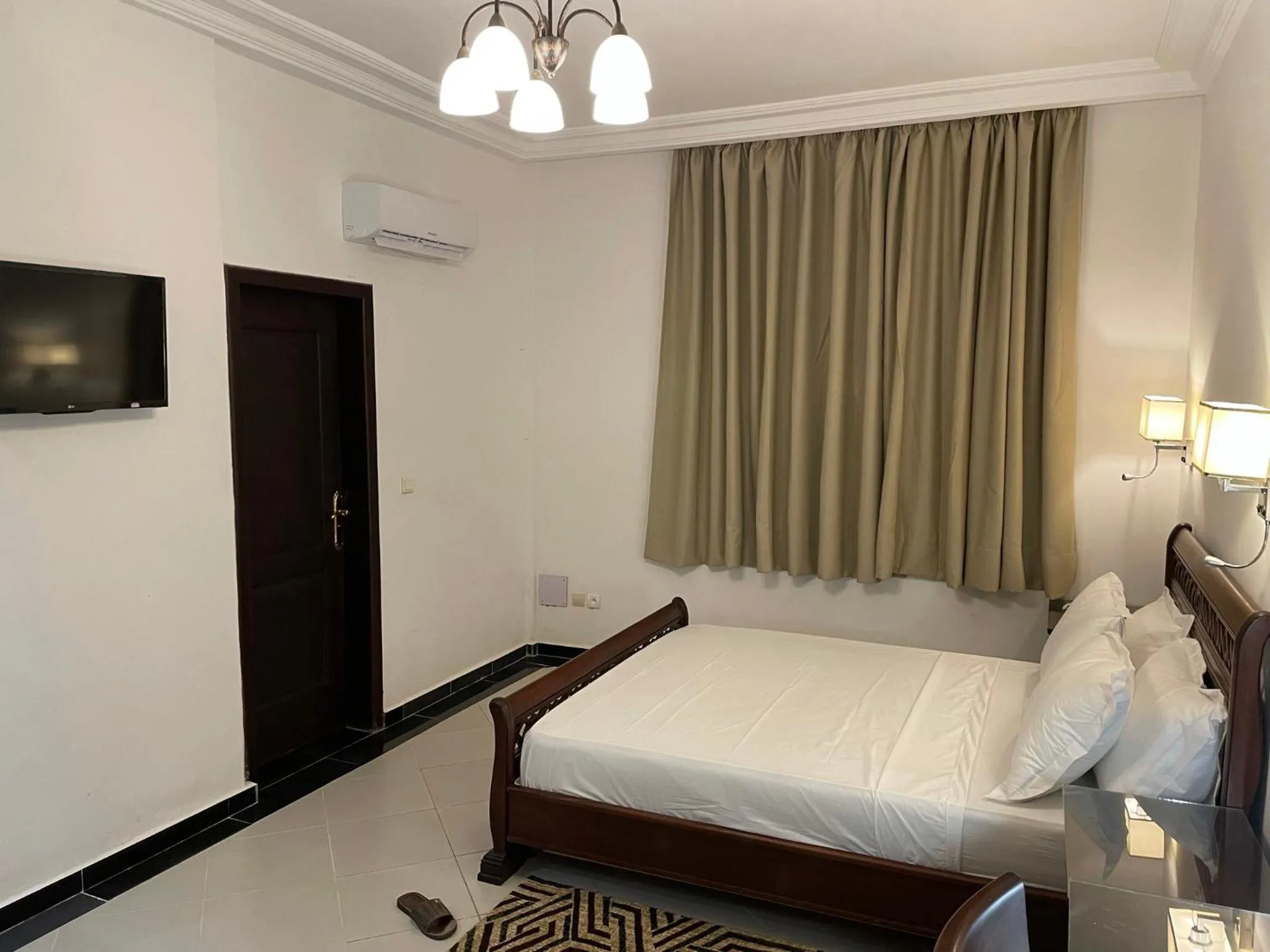 Bed in HOTEL LES ARCADES