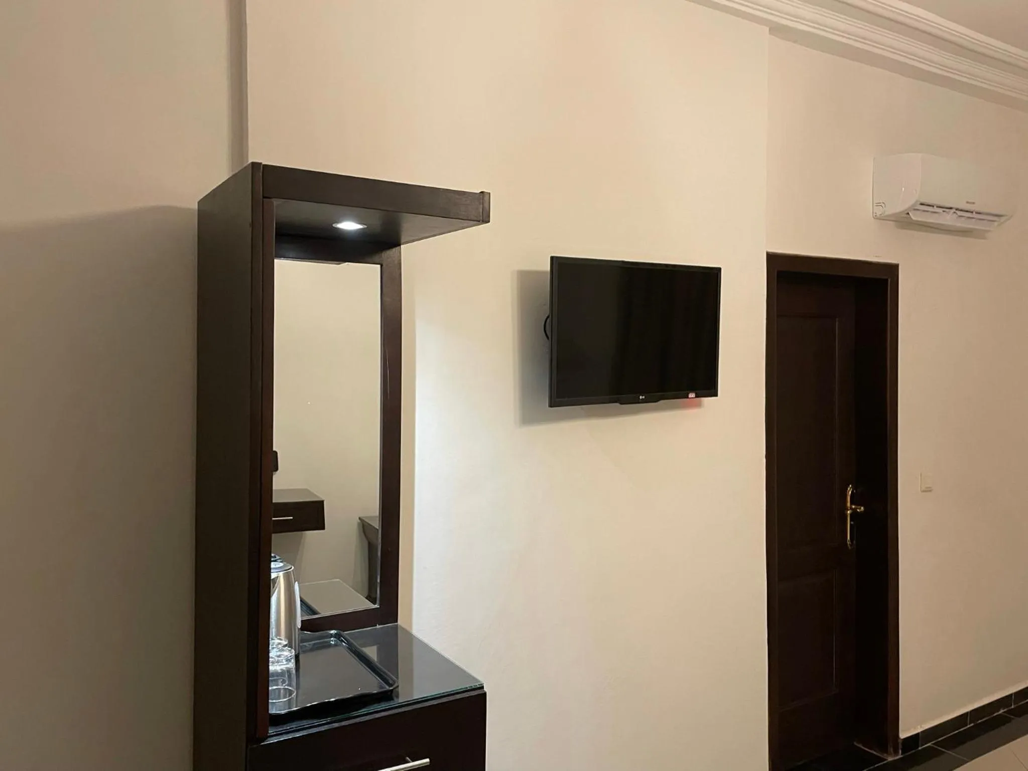 oven in HOTEL LES ARCADES