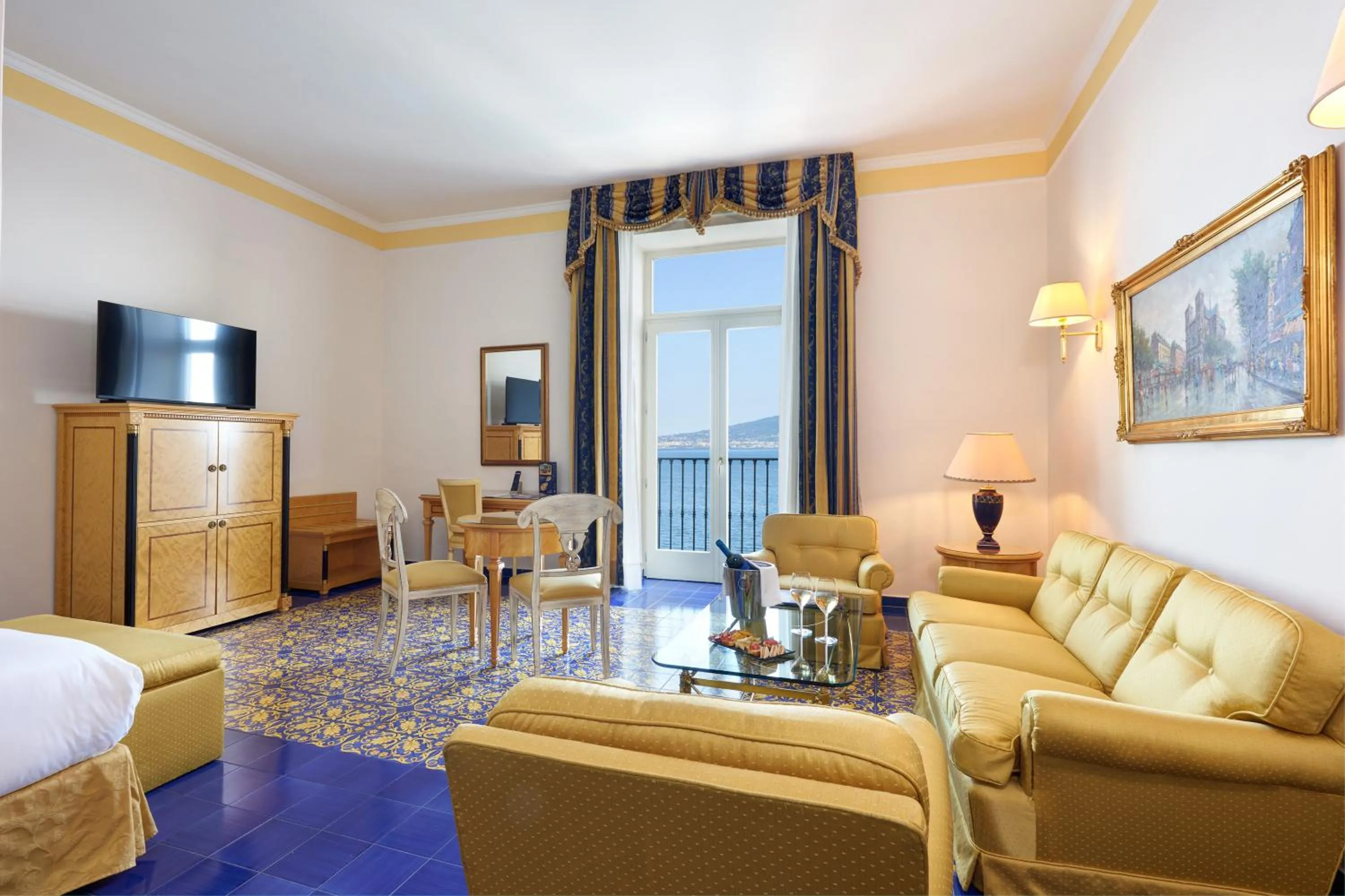 Living room, Bed in Imperial Hotel Tramontano