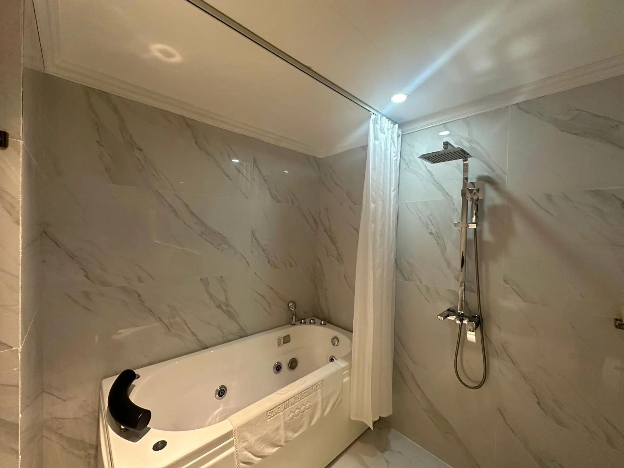 Shower in Songlam Waterfront Hotel - 藍江酒店