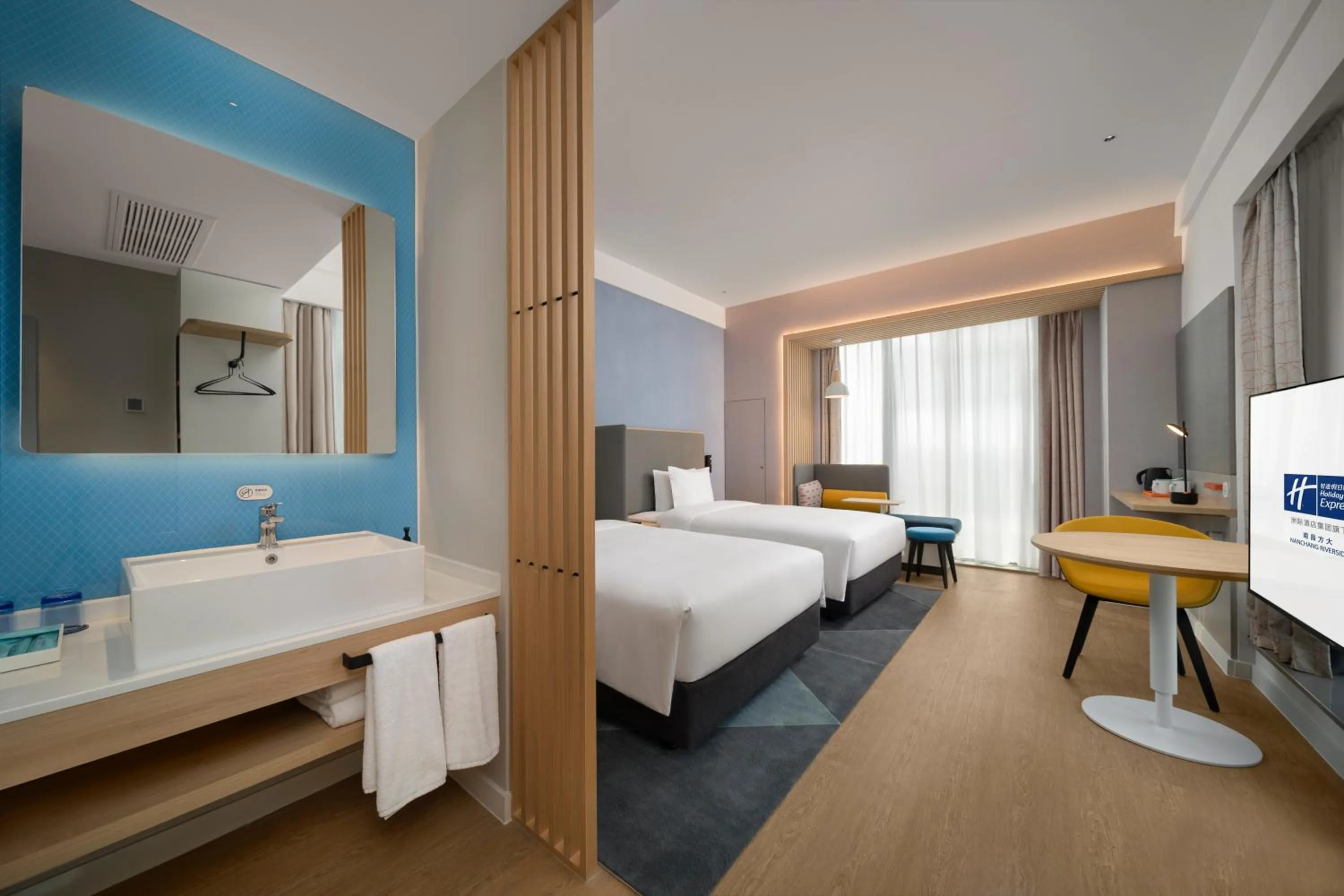 Photo of the whole room, Bed in Holiday Inn Express Nanchang Riverside by IHG