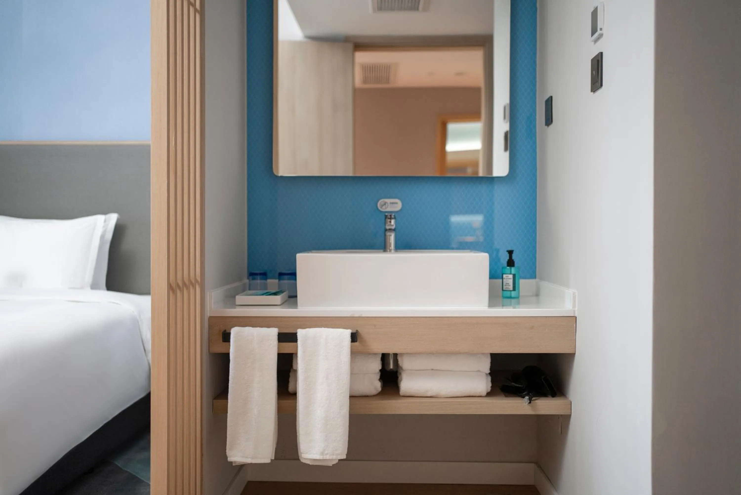 Toilet, Bed in Holiday Inn Express Nanchang Riverside by IHG