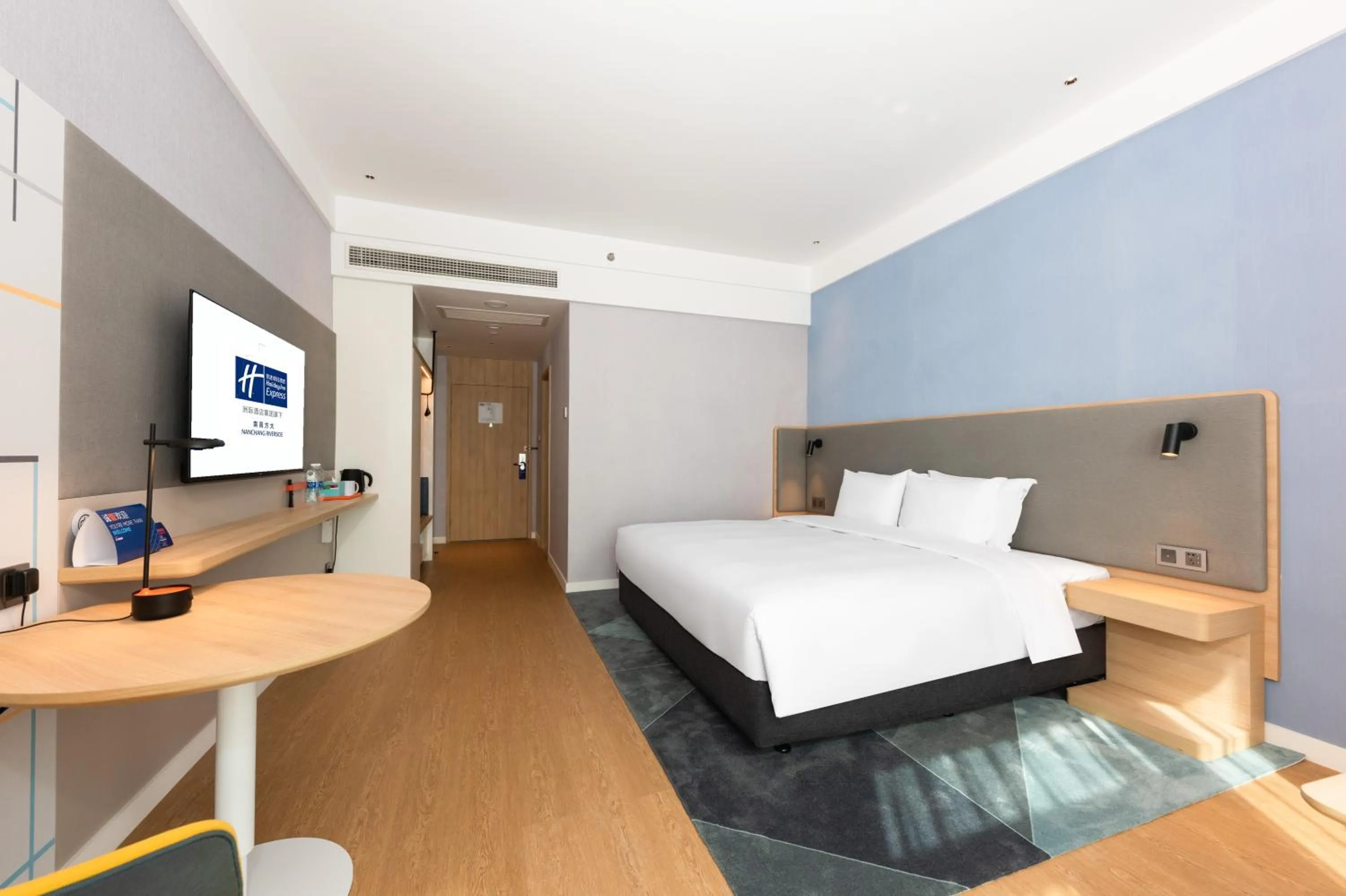Photo of the whole room, Bed in Holiday Inn Express Nanchang Riverside by IHG