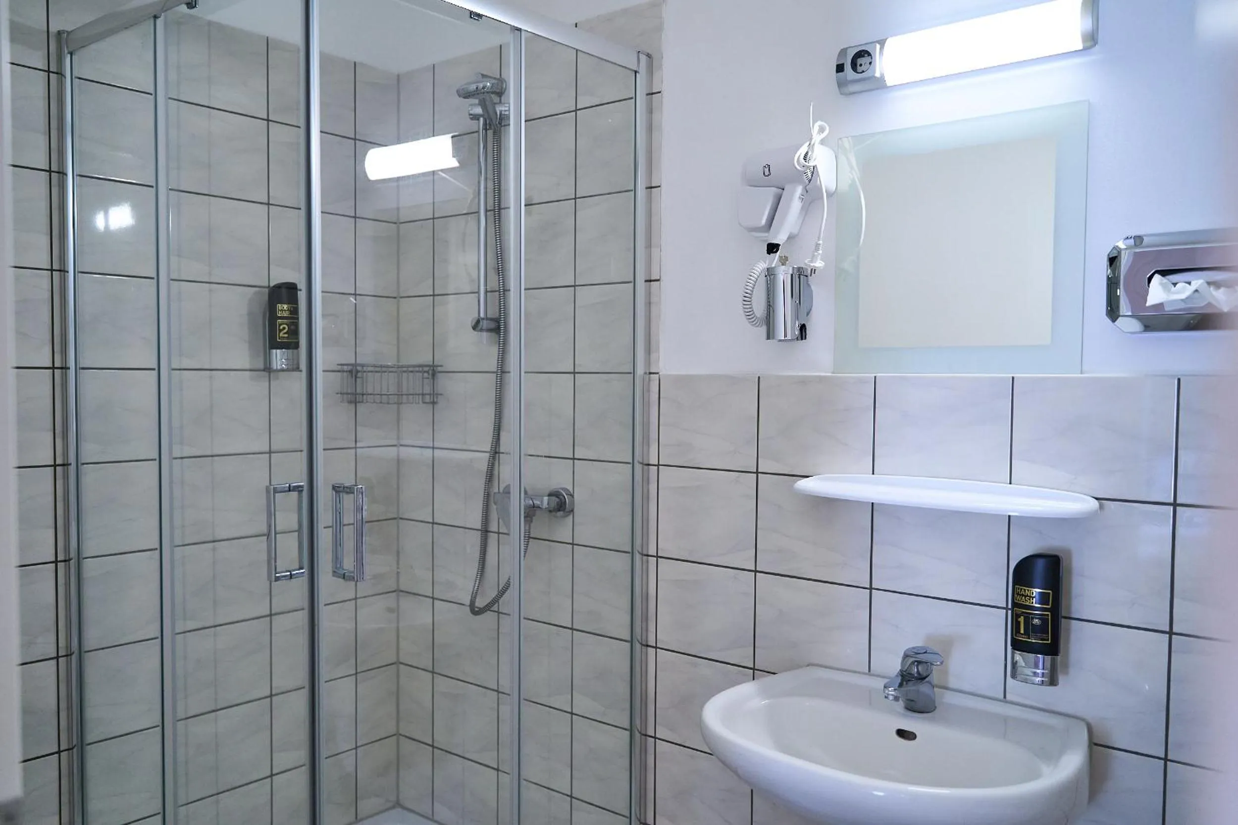 Shower in Hotel Maximo