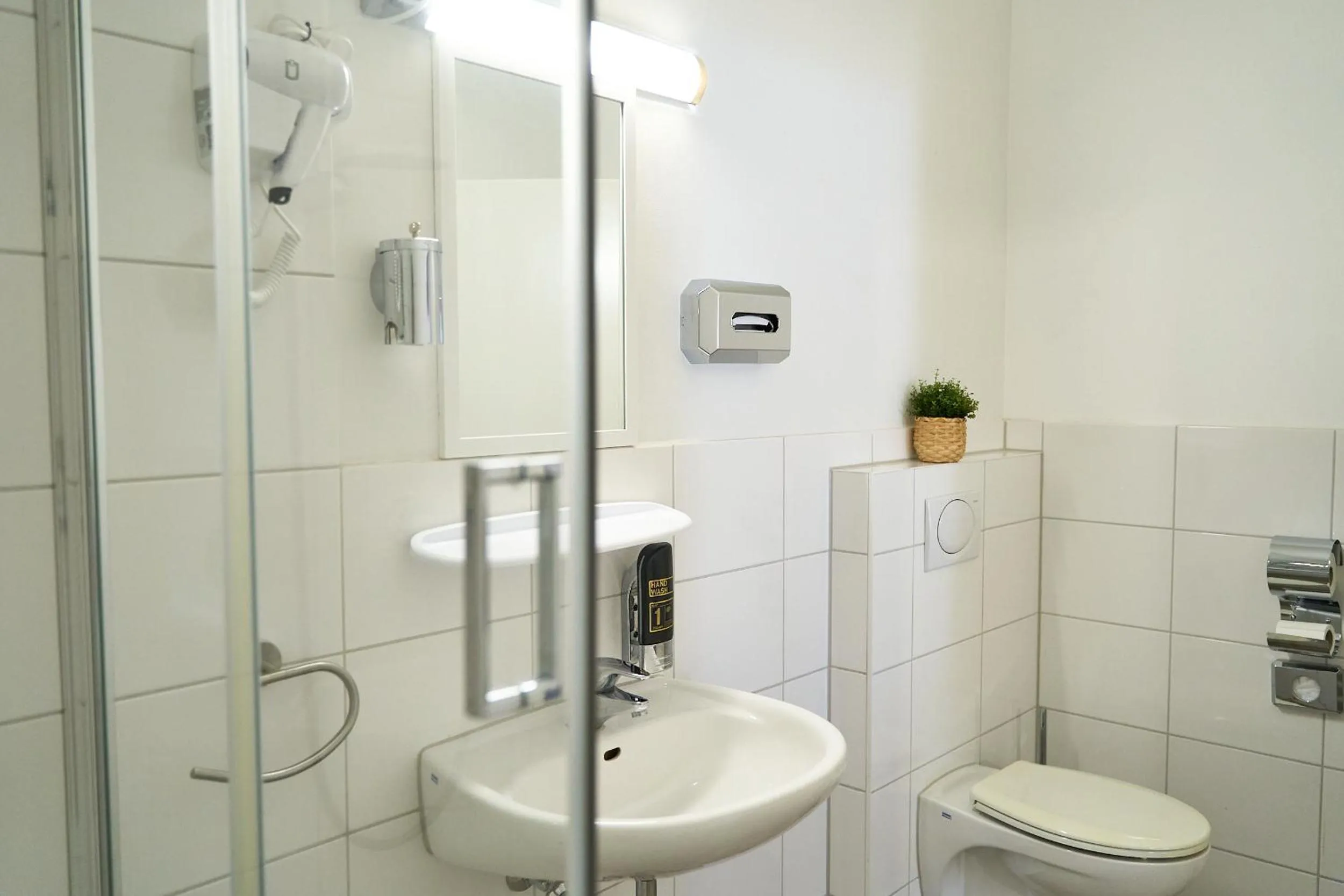 Shower in Hotel Maximo