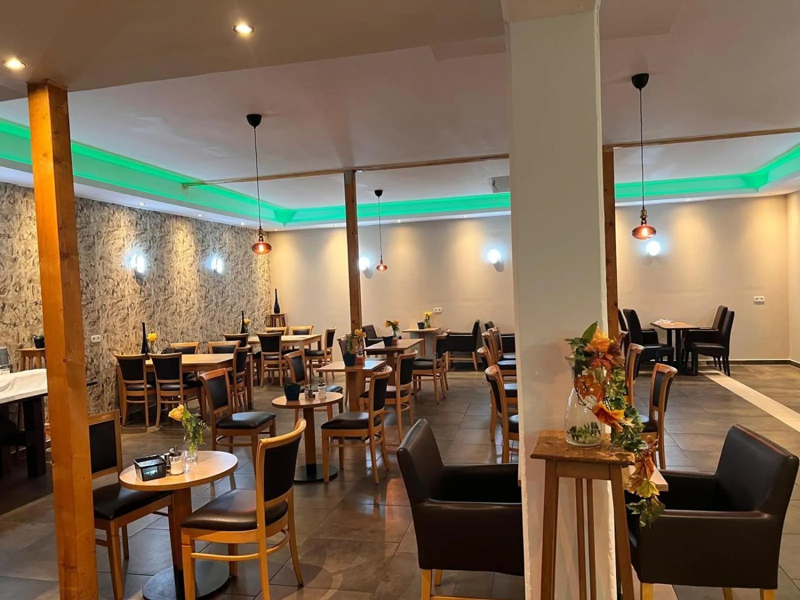 Restaurant/places to eat in Hotel Maximo