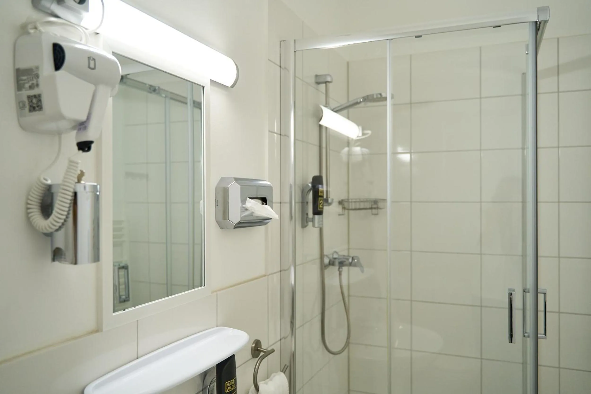 Shower in Hotel Maximo