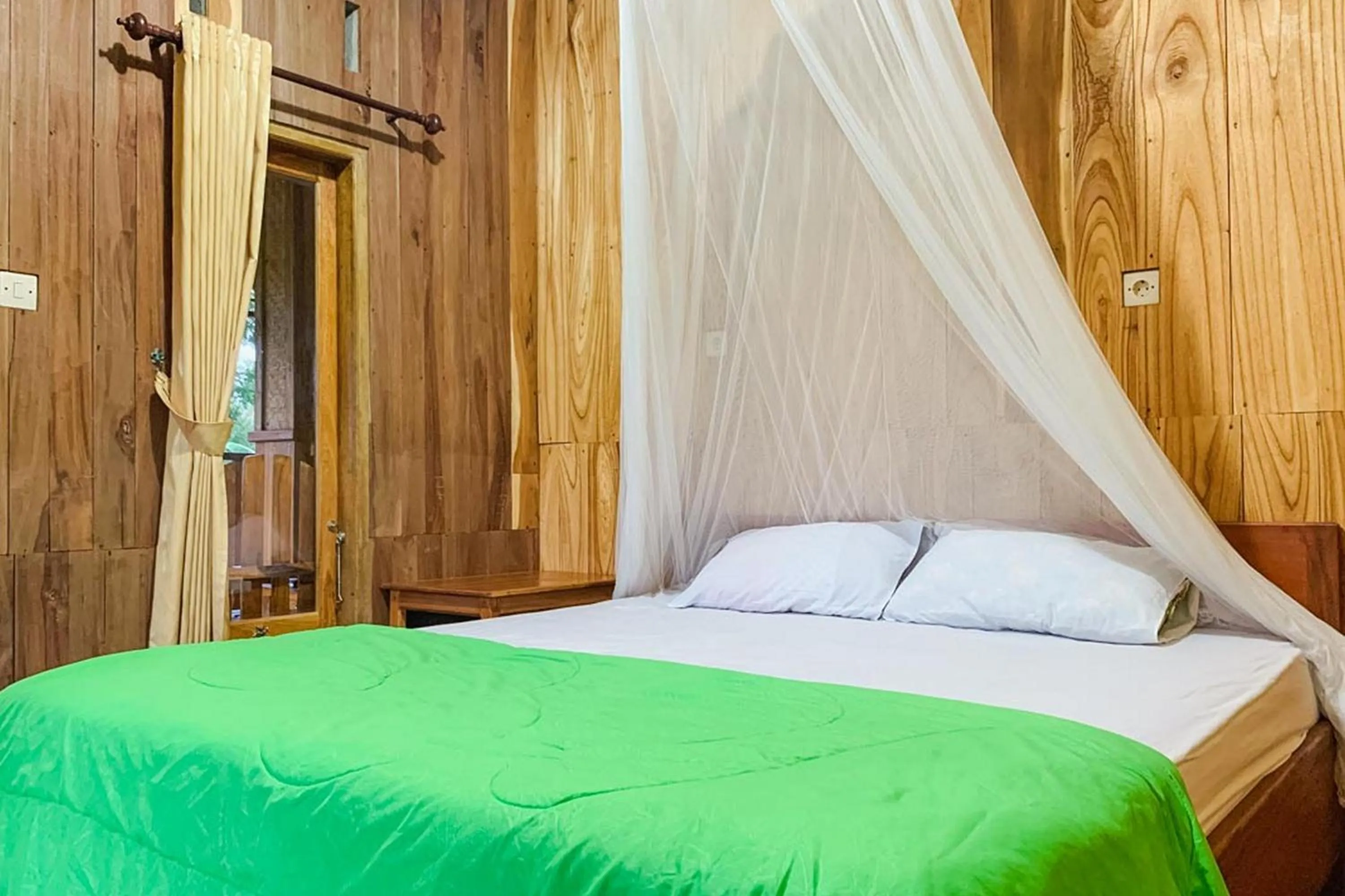 Bed in Lesehan Cahaya Tetebatu Inn Syariah at Desa Wisata