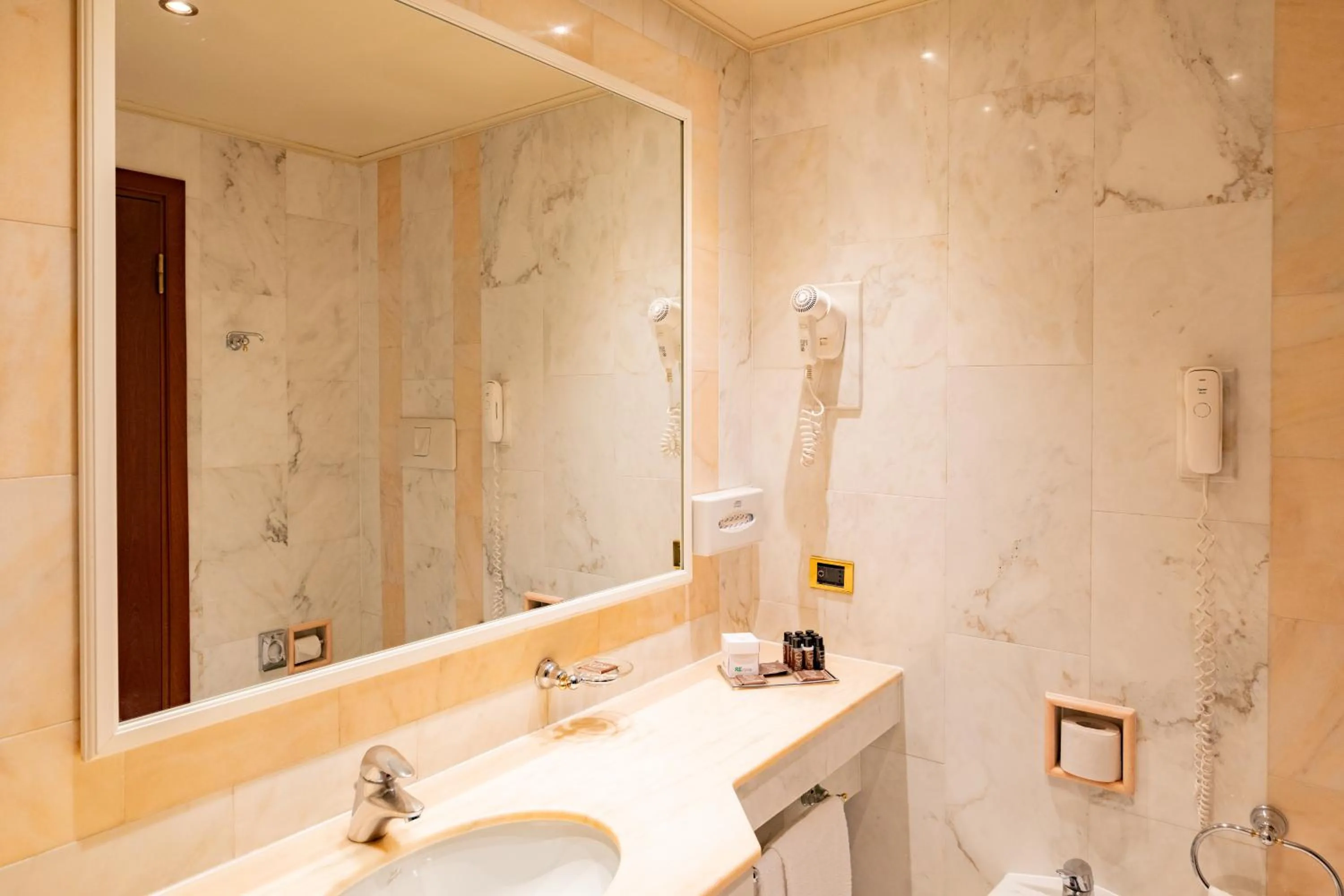 Bathroom in Hotel Internazionale