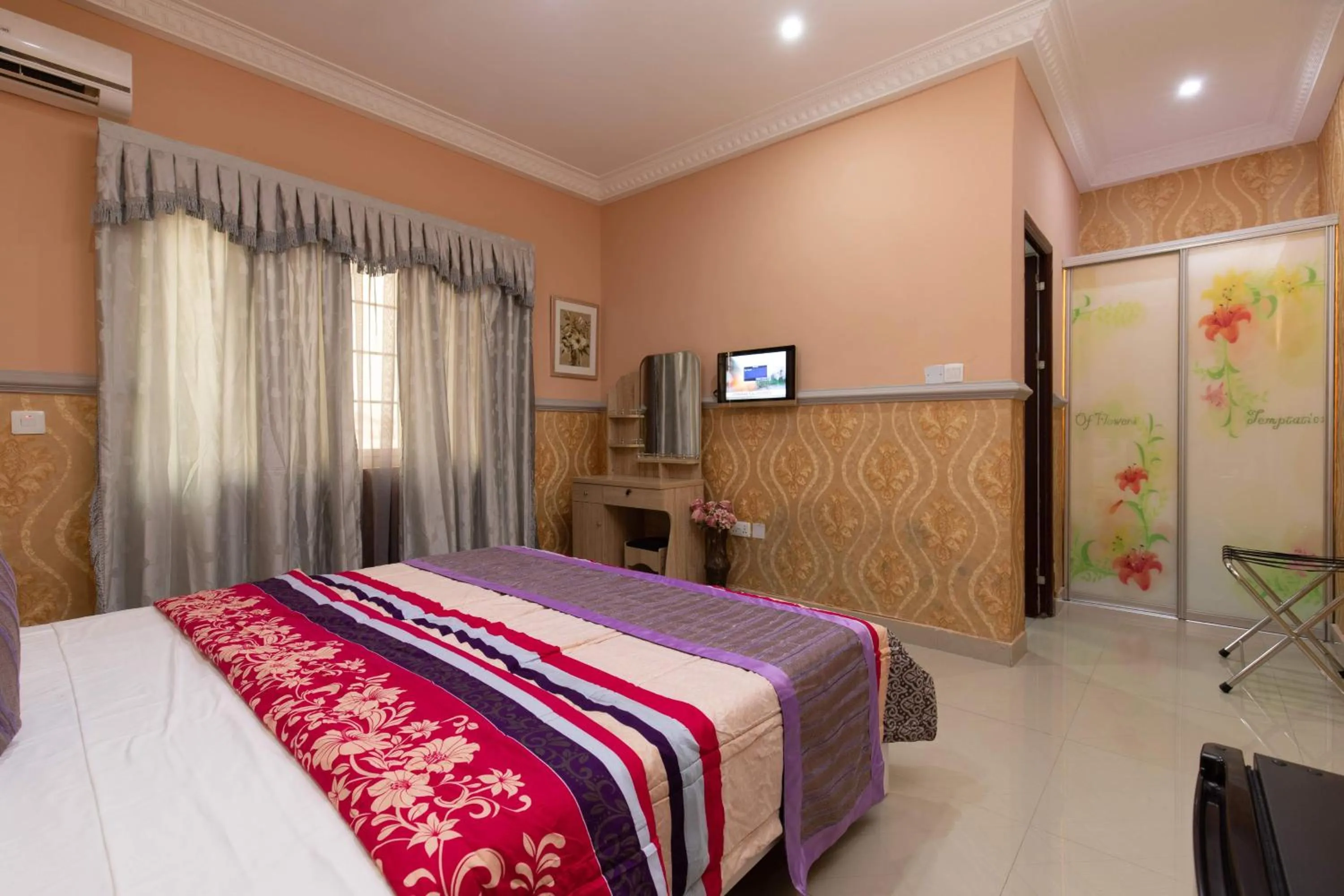 Bed in Amazing Grace Hotel & Suites