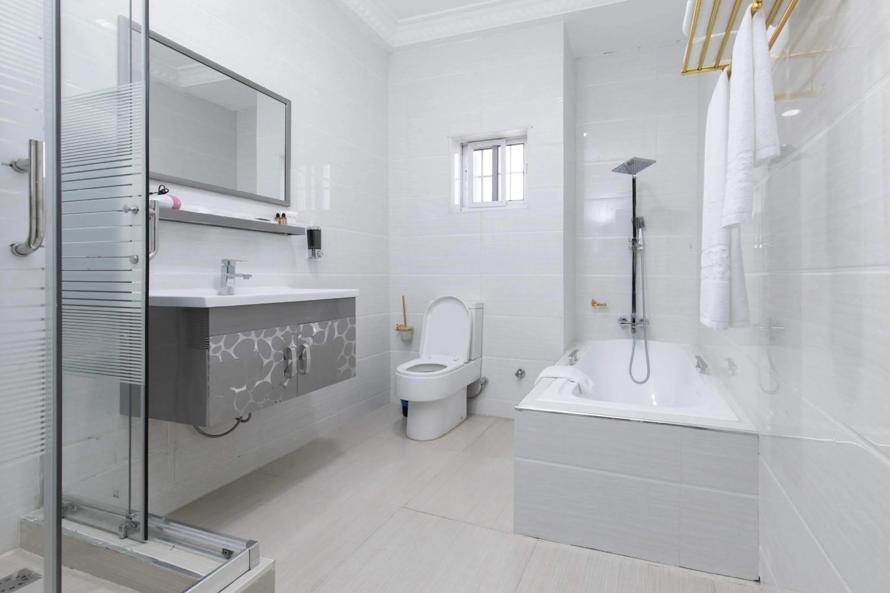 Hot Tub in Amazing Grace Hotel & Suites