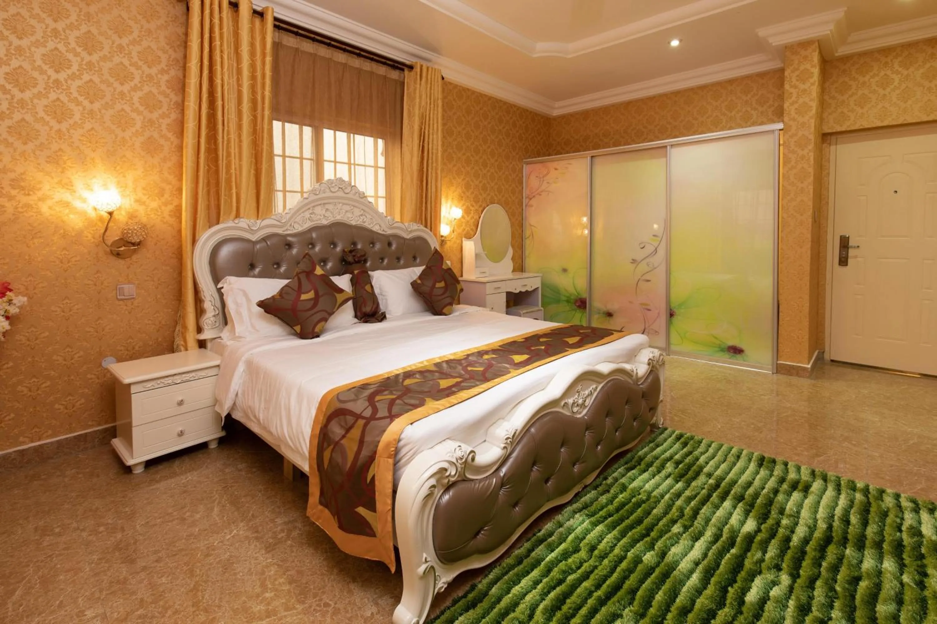 Bed in Amazing Grace Hotel & Suites