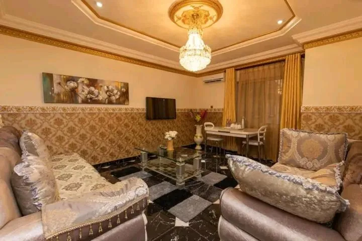 Living room in Amazing Grace Hotel & Suites