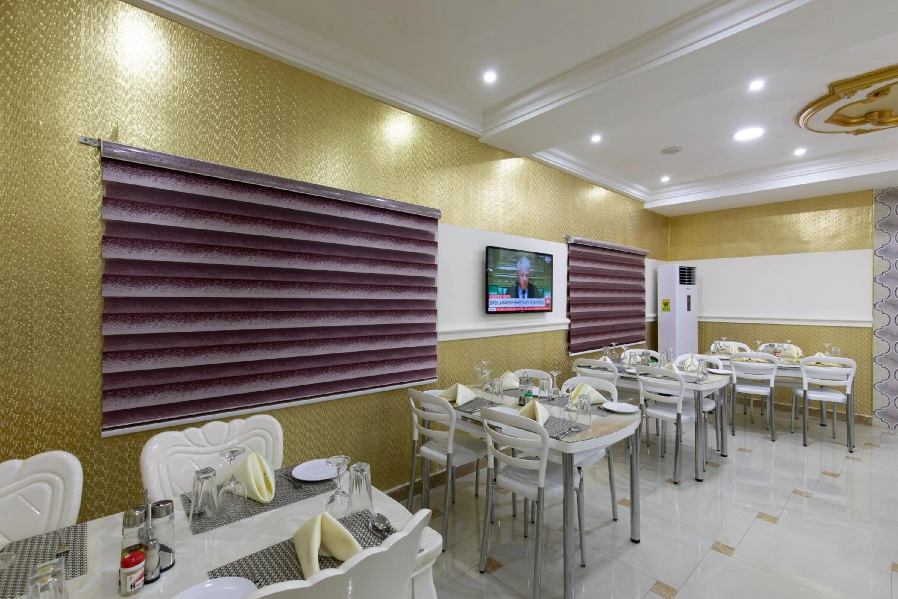 Restaurant/places to eat in Amazing Grace Hotel & Suites