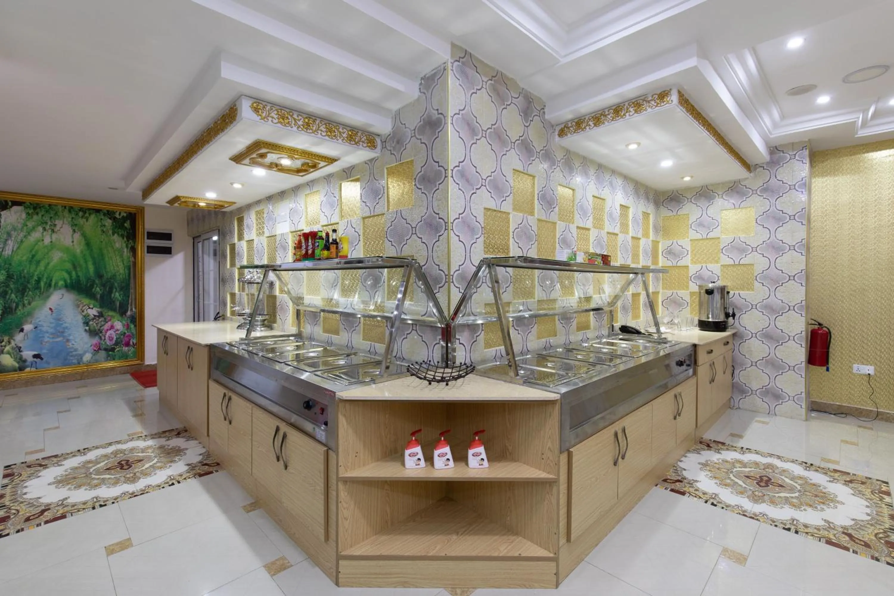 Restaurant/places to eat in Amazing Grace Hotel & Suites