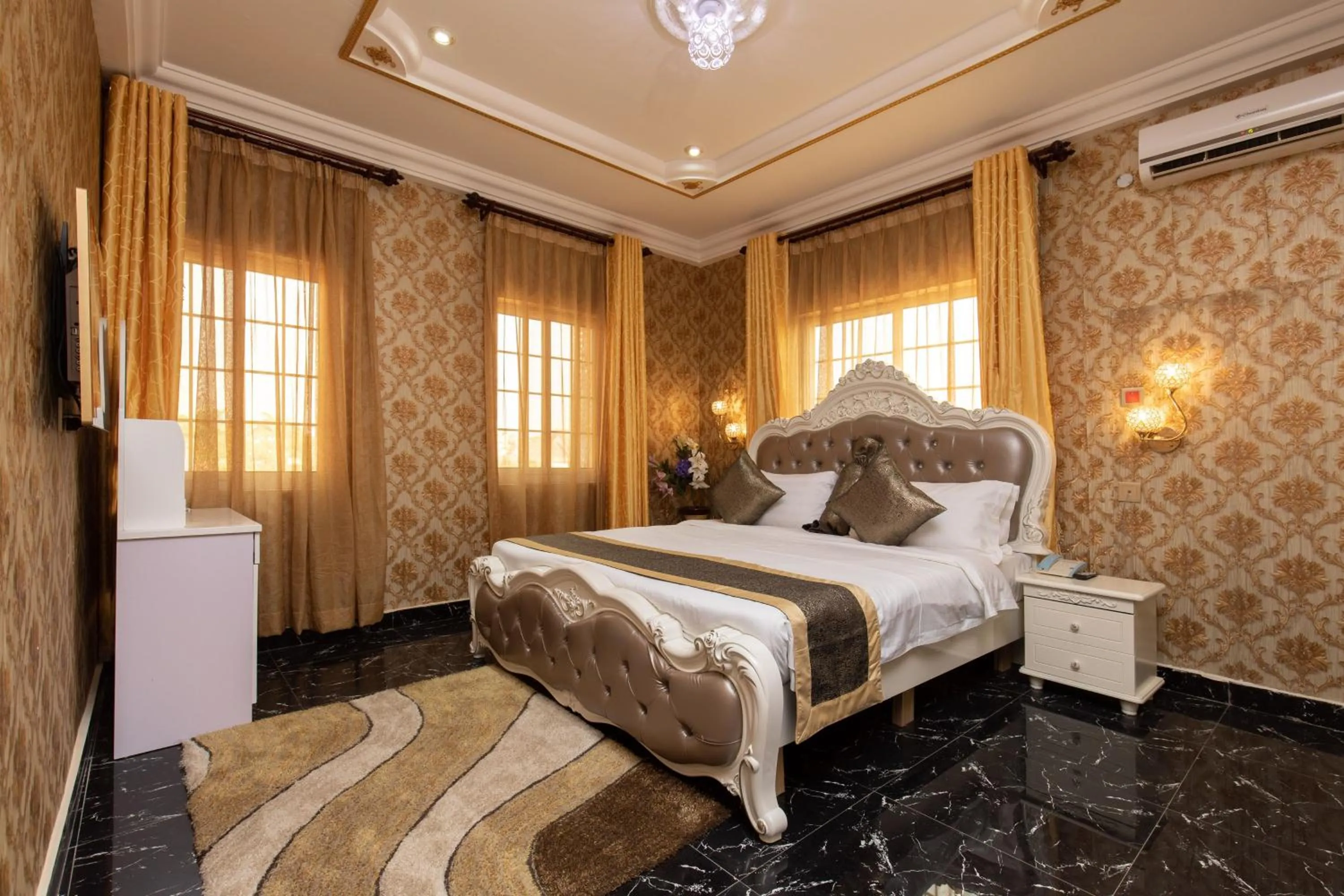 Bed in Amazing Grace Hotel & Suites