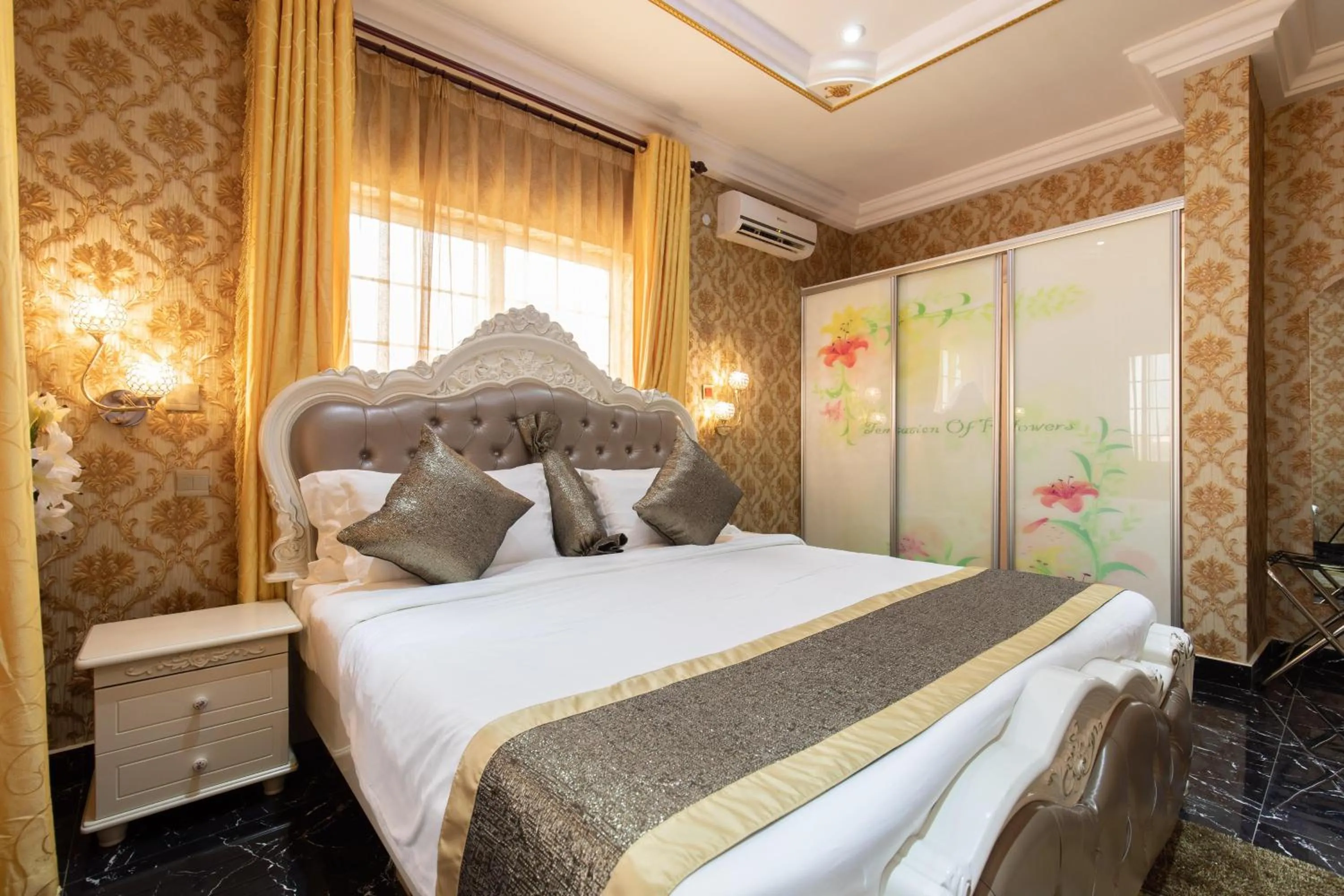 Bed in Amazing Grace Hotel & Suites