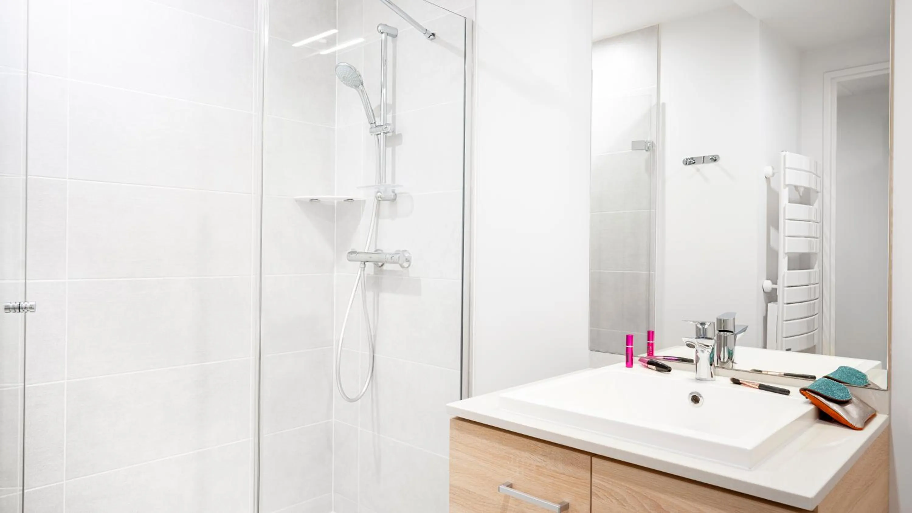 Shower in Residhome Nice Aéroport