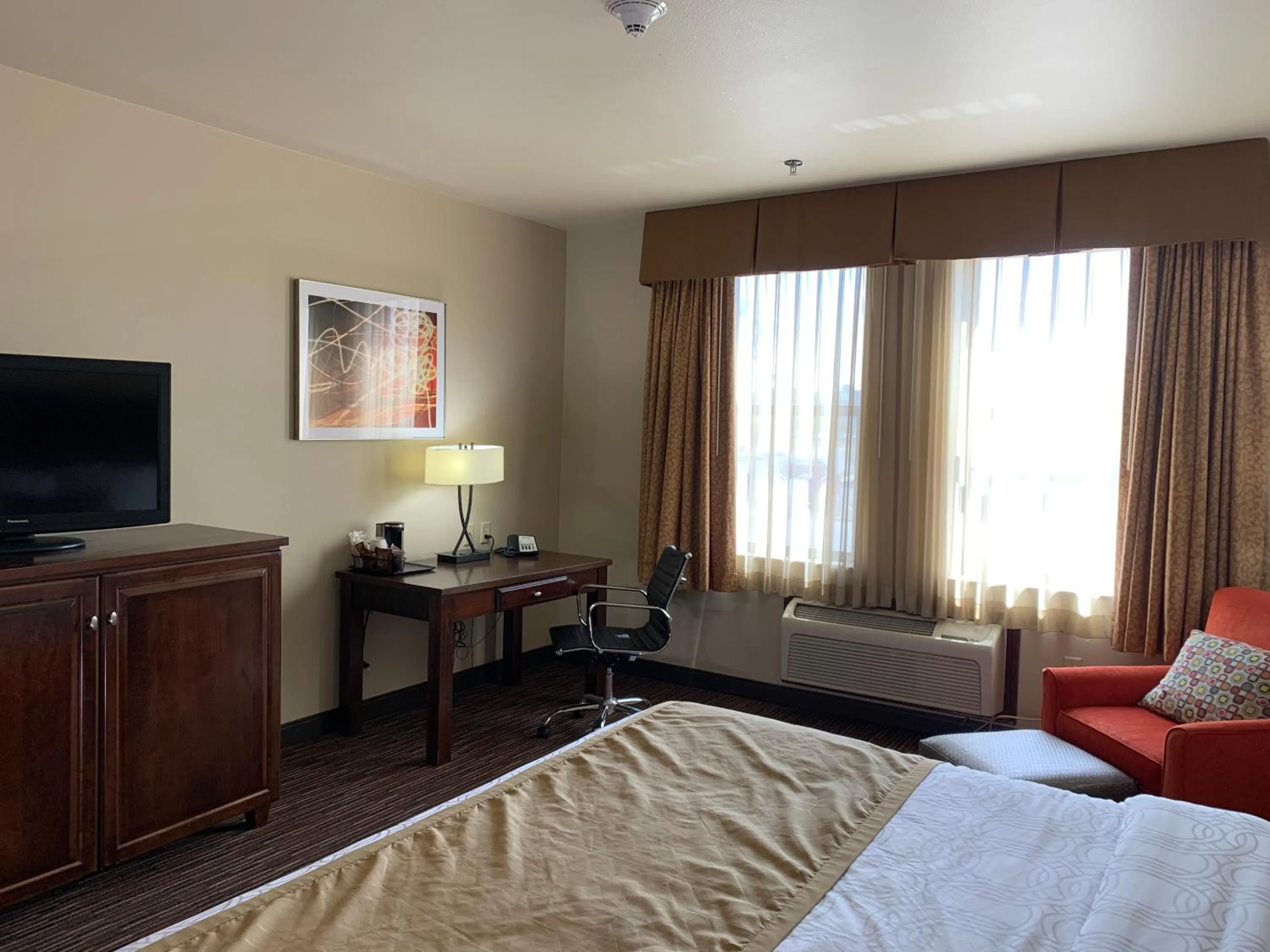 Bed in Radisson Hotel River Falls