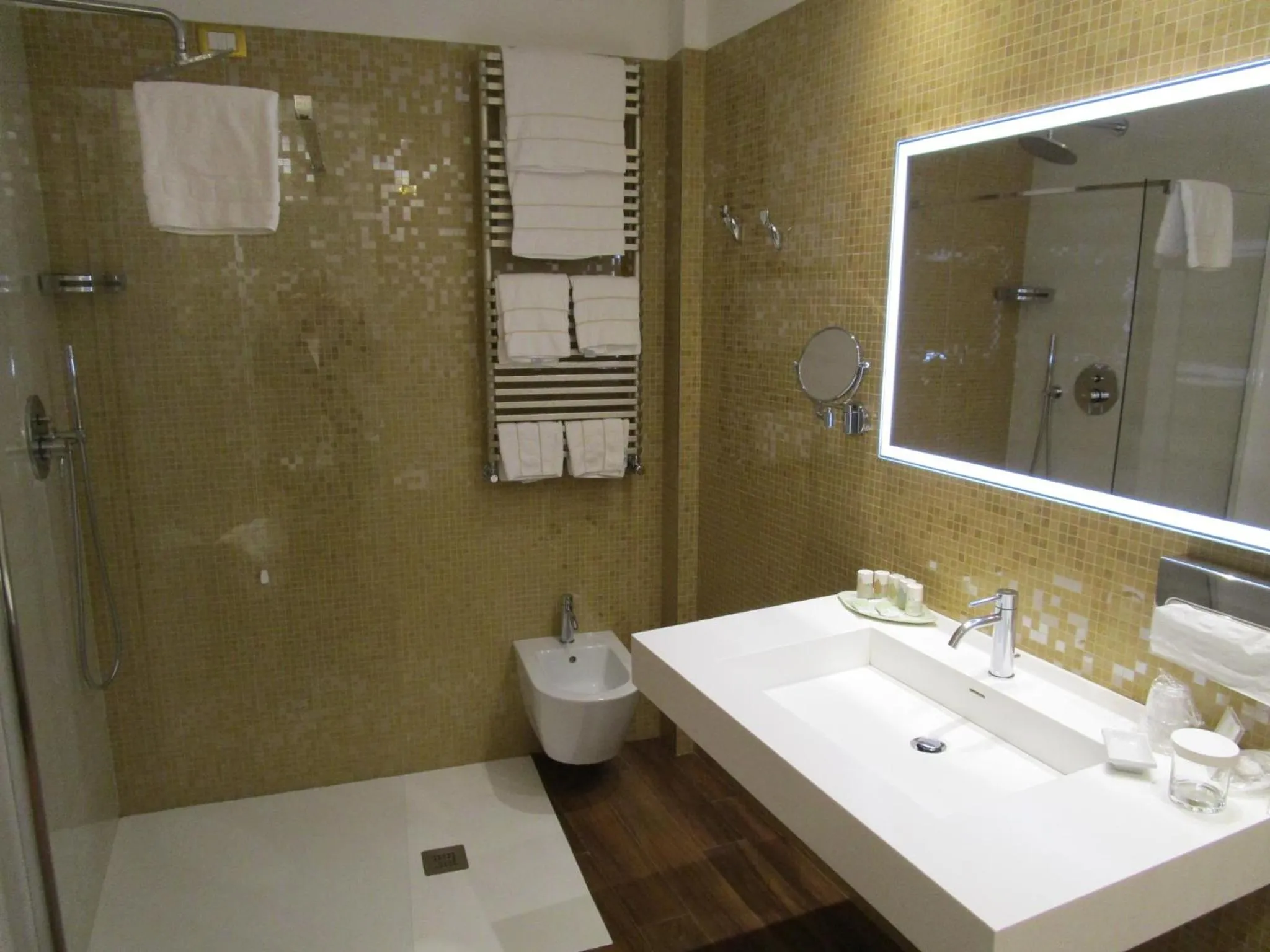 Shower in Savoia & Jolanda