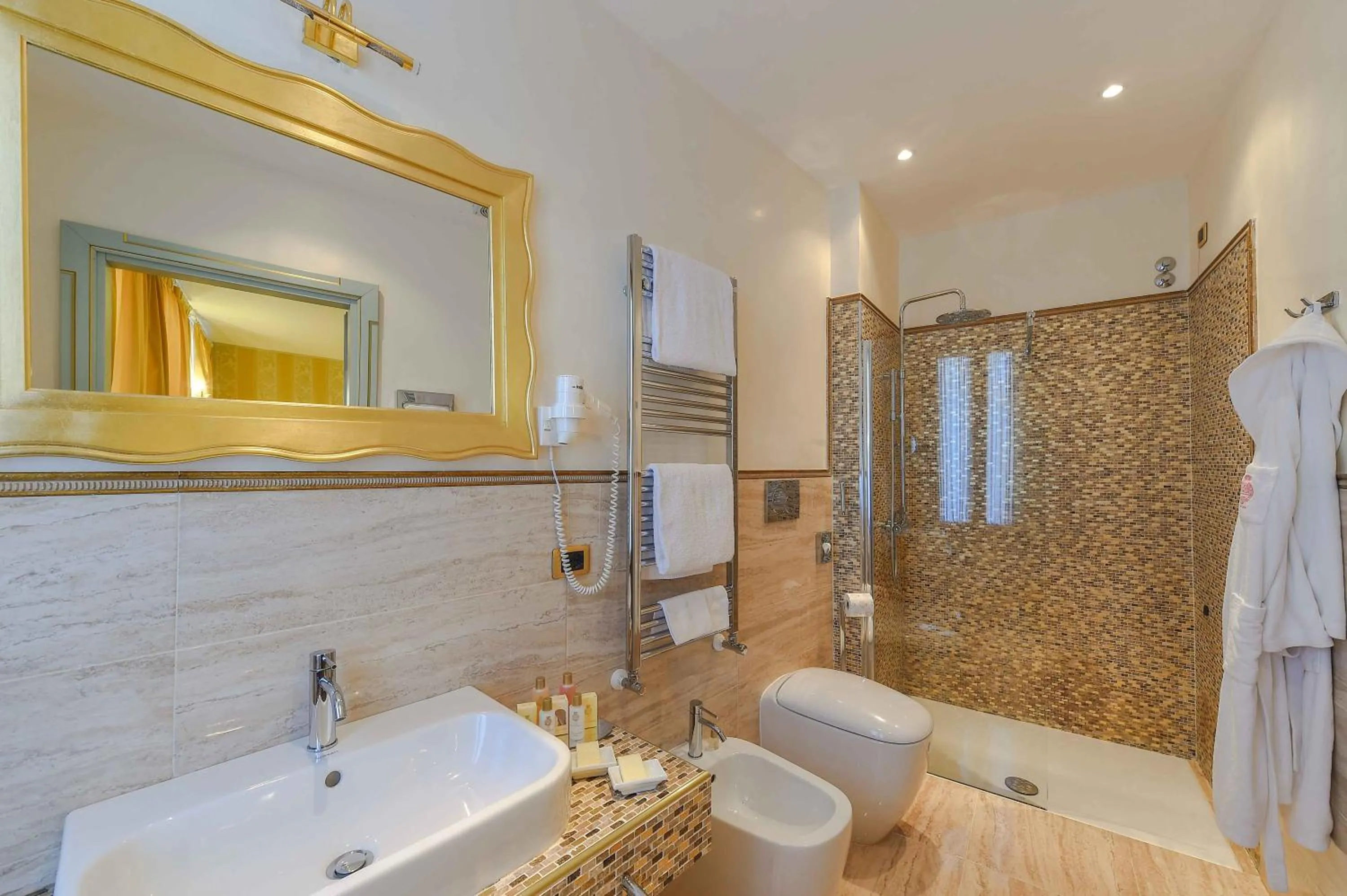 Shower in Savoia & Jolanda