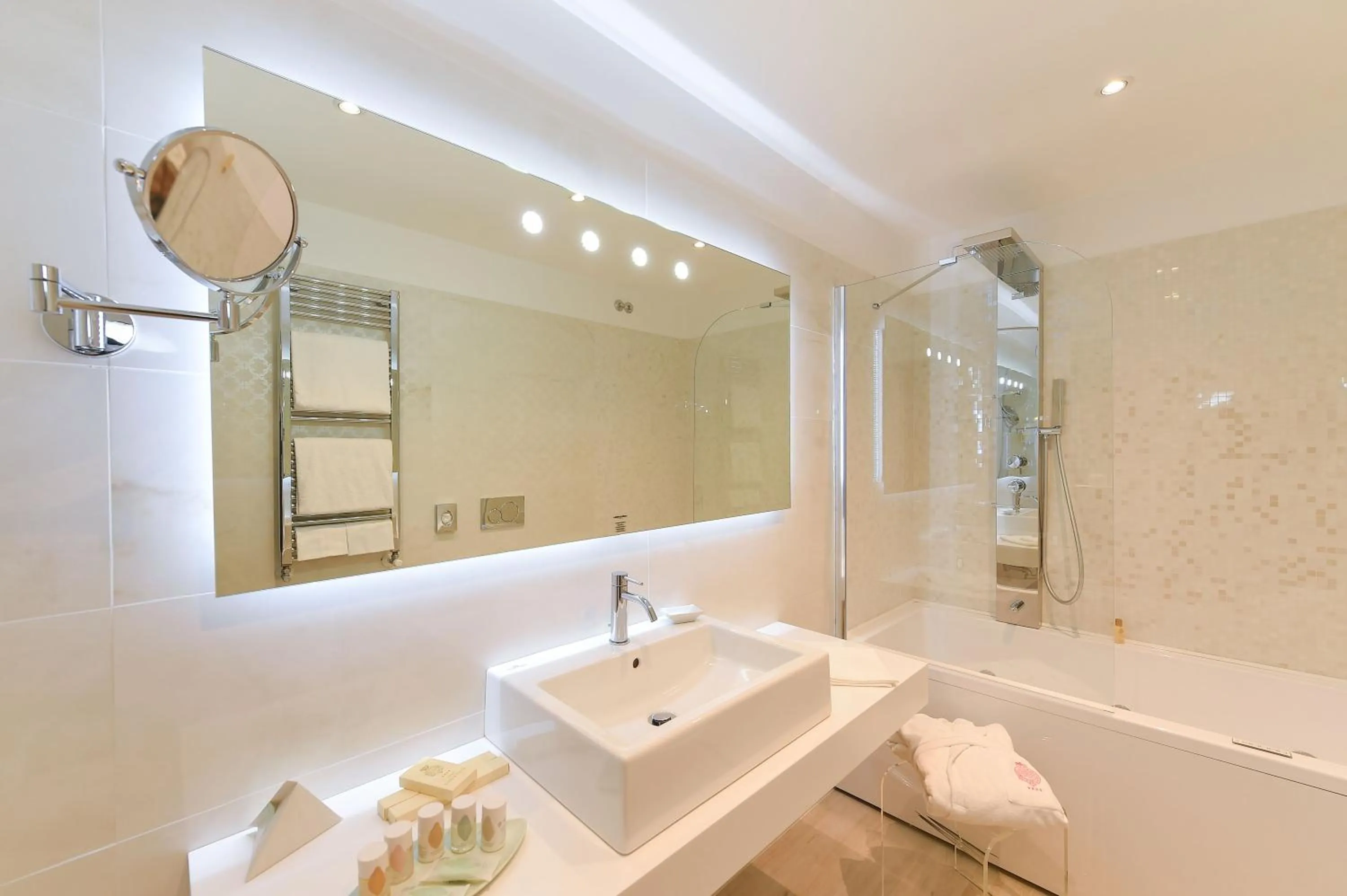 Shower in Savoia & Jolanda