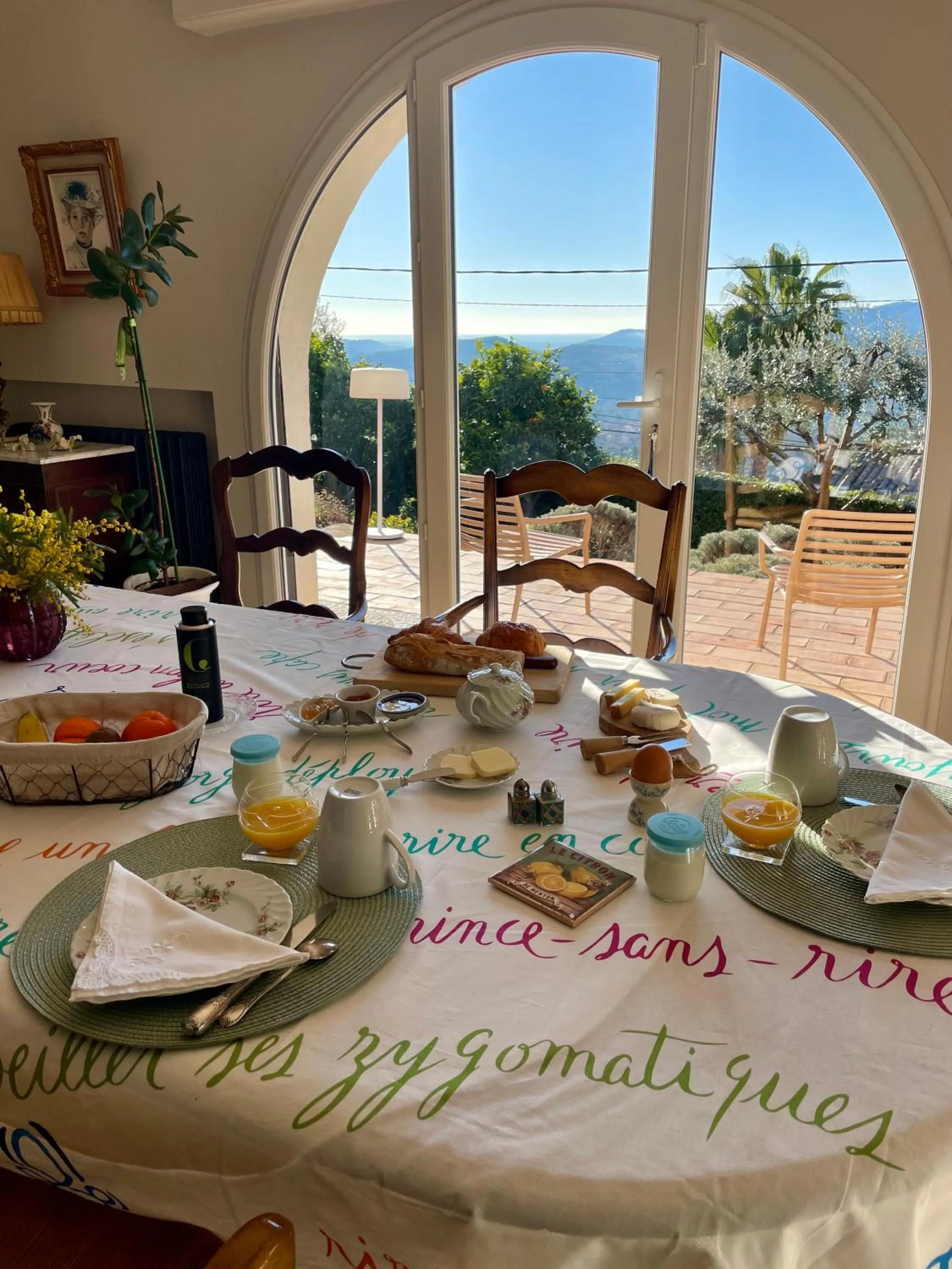 Breakfast in Villa Daphné
