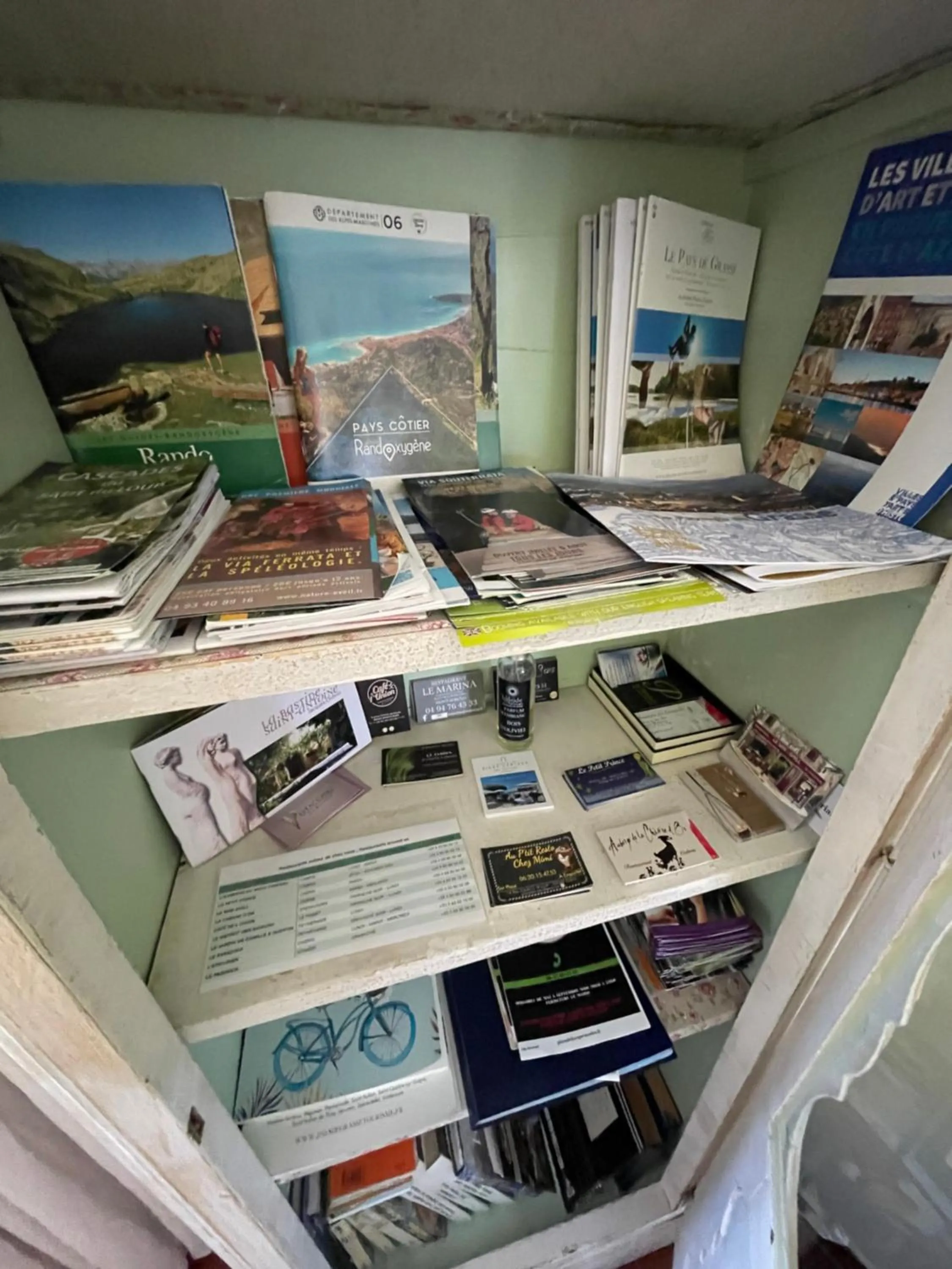 Communal lounge/ TV room in Villa Daphné