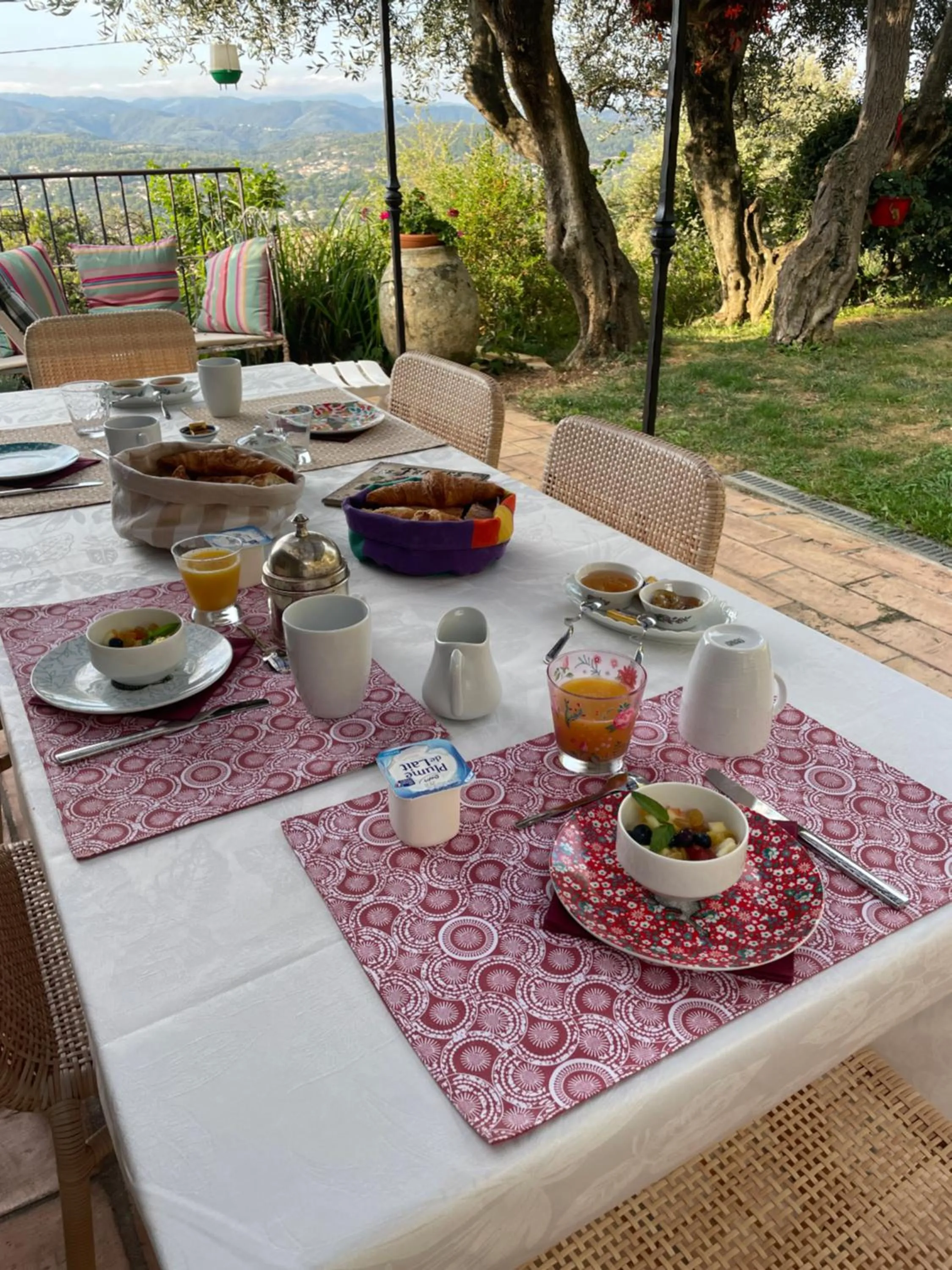 Breakfast in Villa Daphné