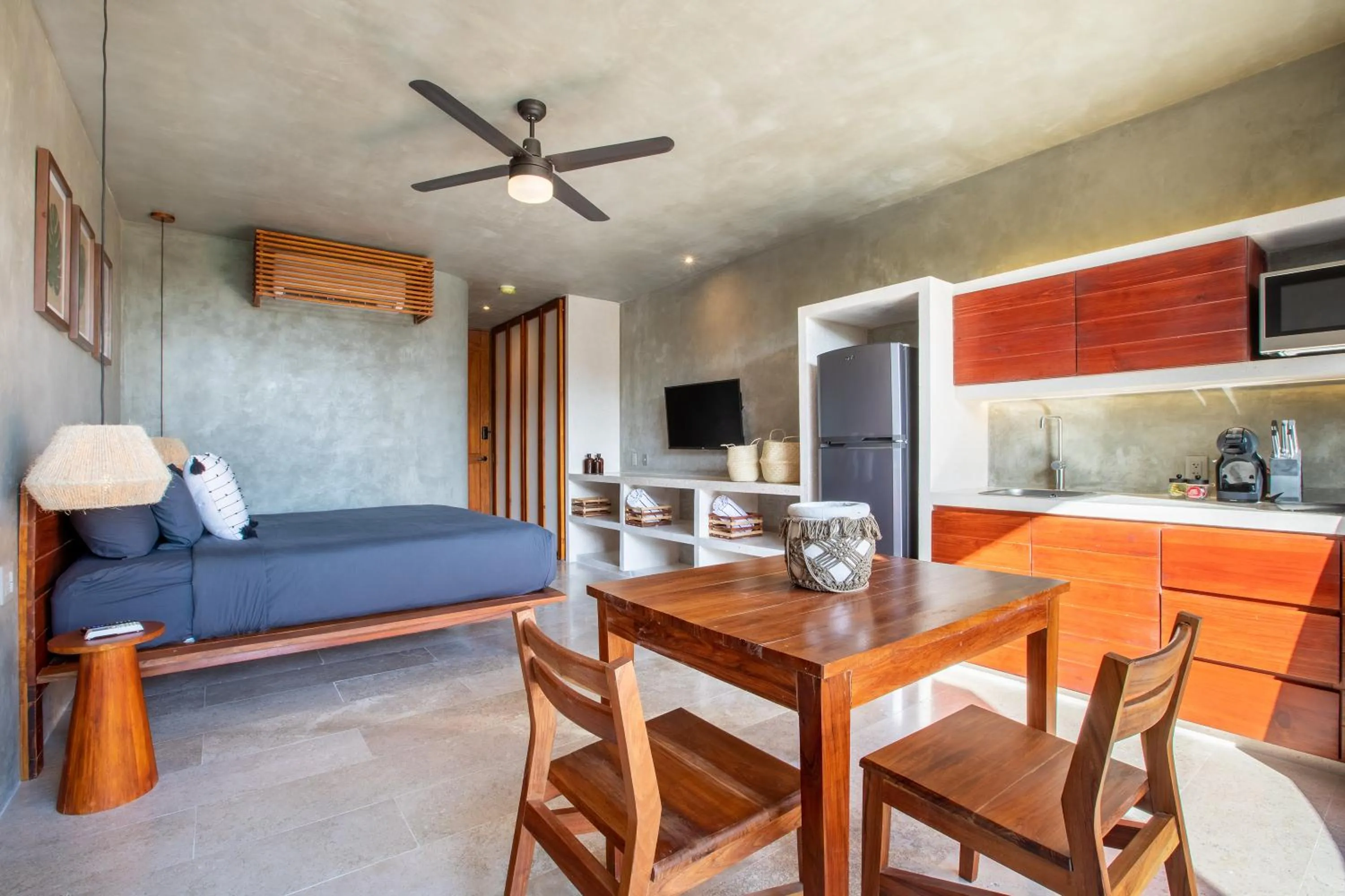 Kitchen or kitchenette in Seremonia Studios by Soyrumi