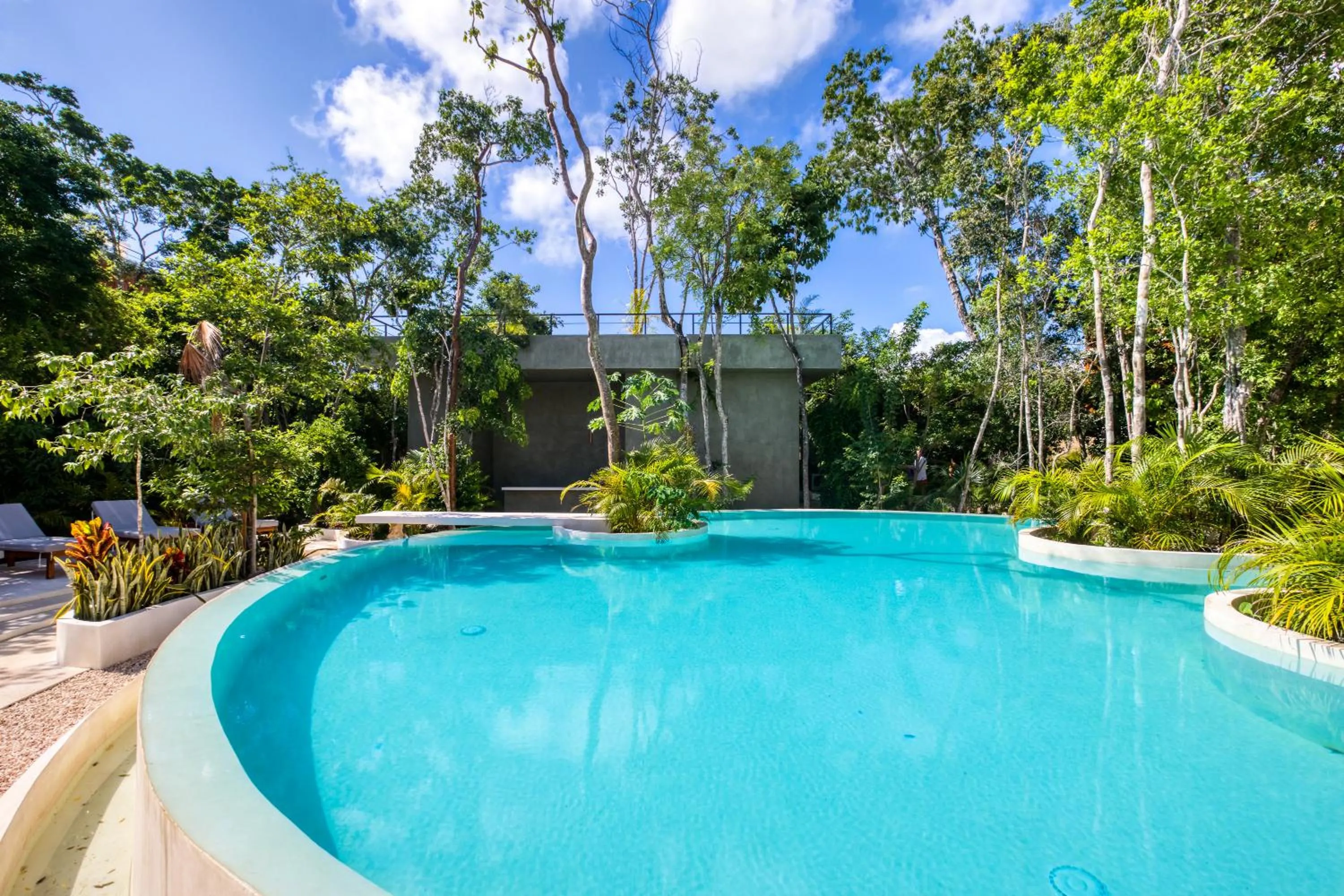 Swimming pool in Seremonia Studios by Soyrumi