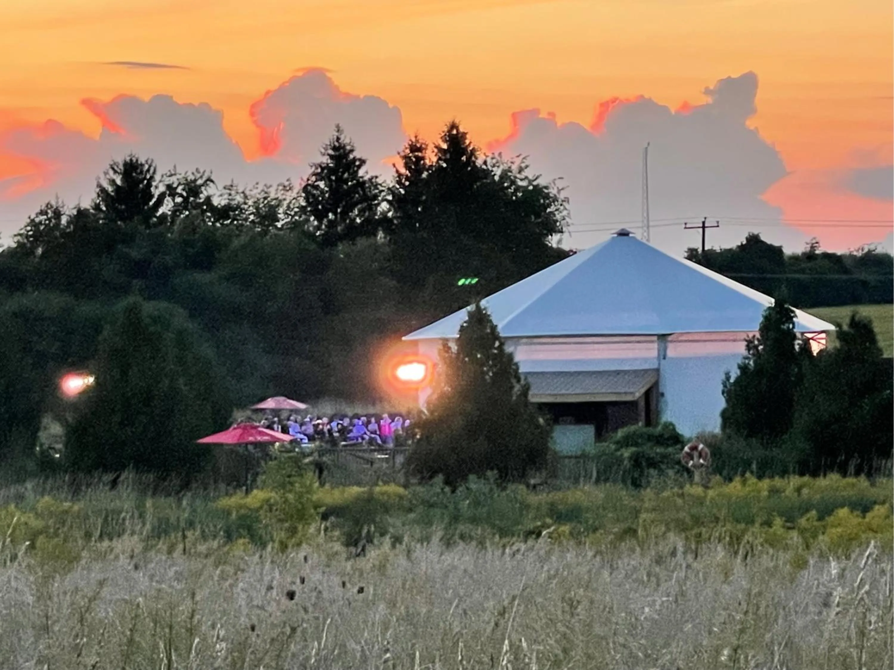 Evening entertainment in The Eddie Hotel and Farm