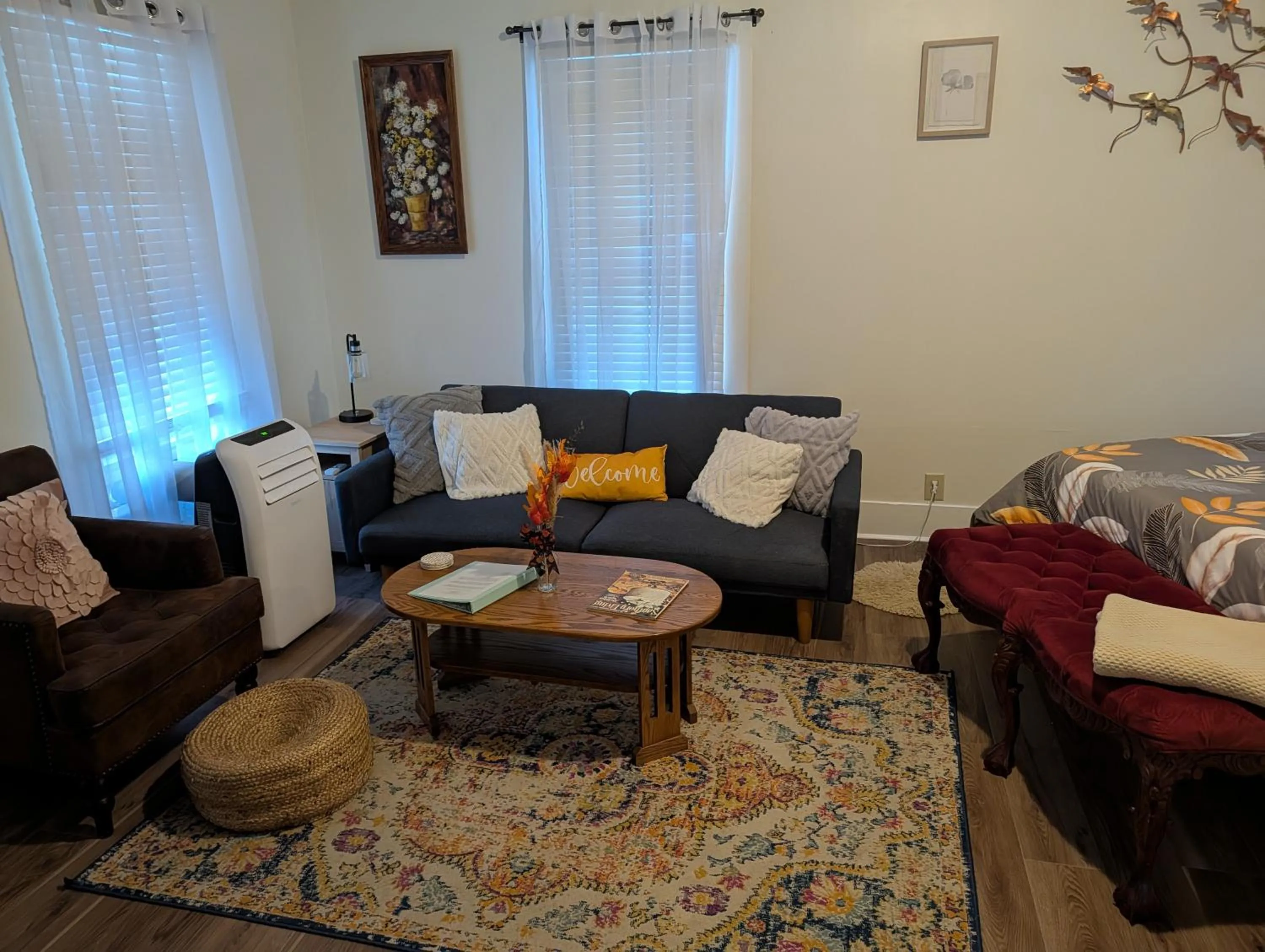 Bed in Cozy, Cute, Private Ozark Suite 5 Mins to Hospital