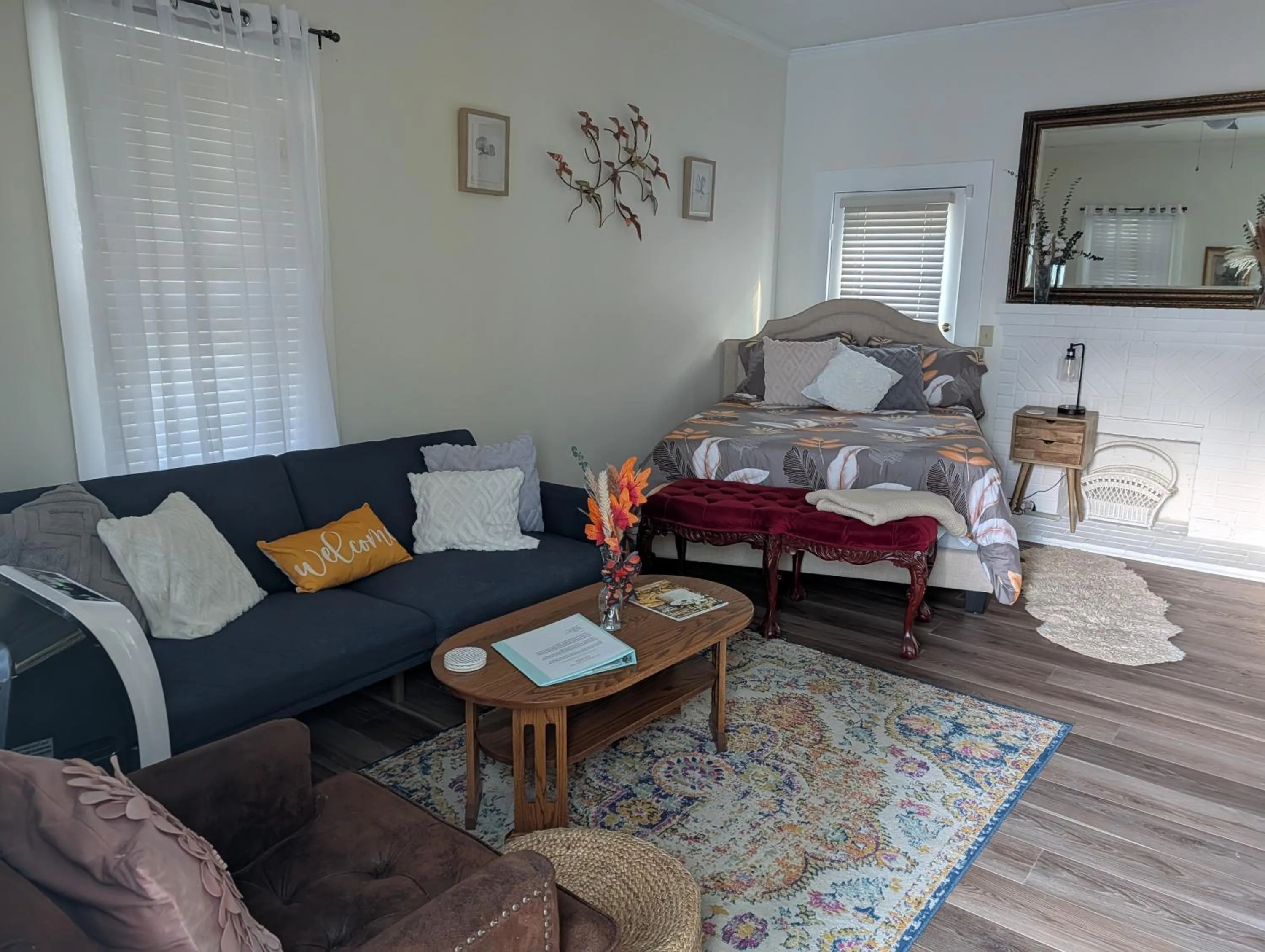 Bed in Cozy, Cute, Private Ozark Suite 5 Mins to Hospital