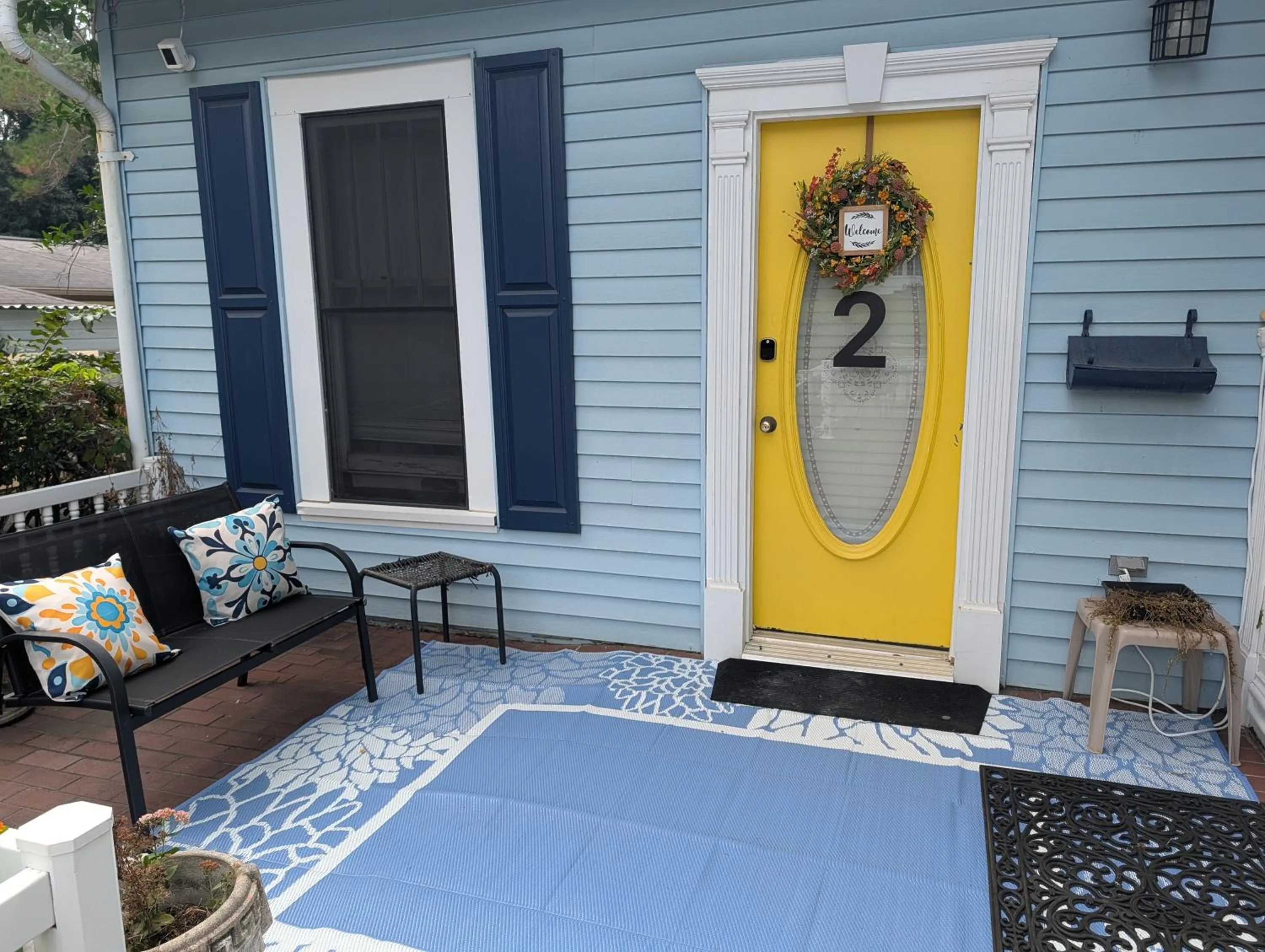 Patio in Cozy, Cute, Private Ozark Suite 5 Mins to Hospital