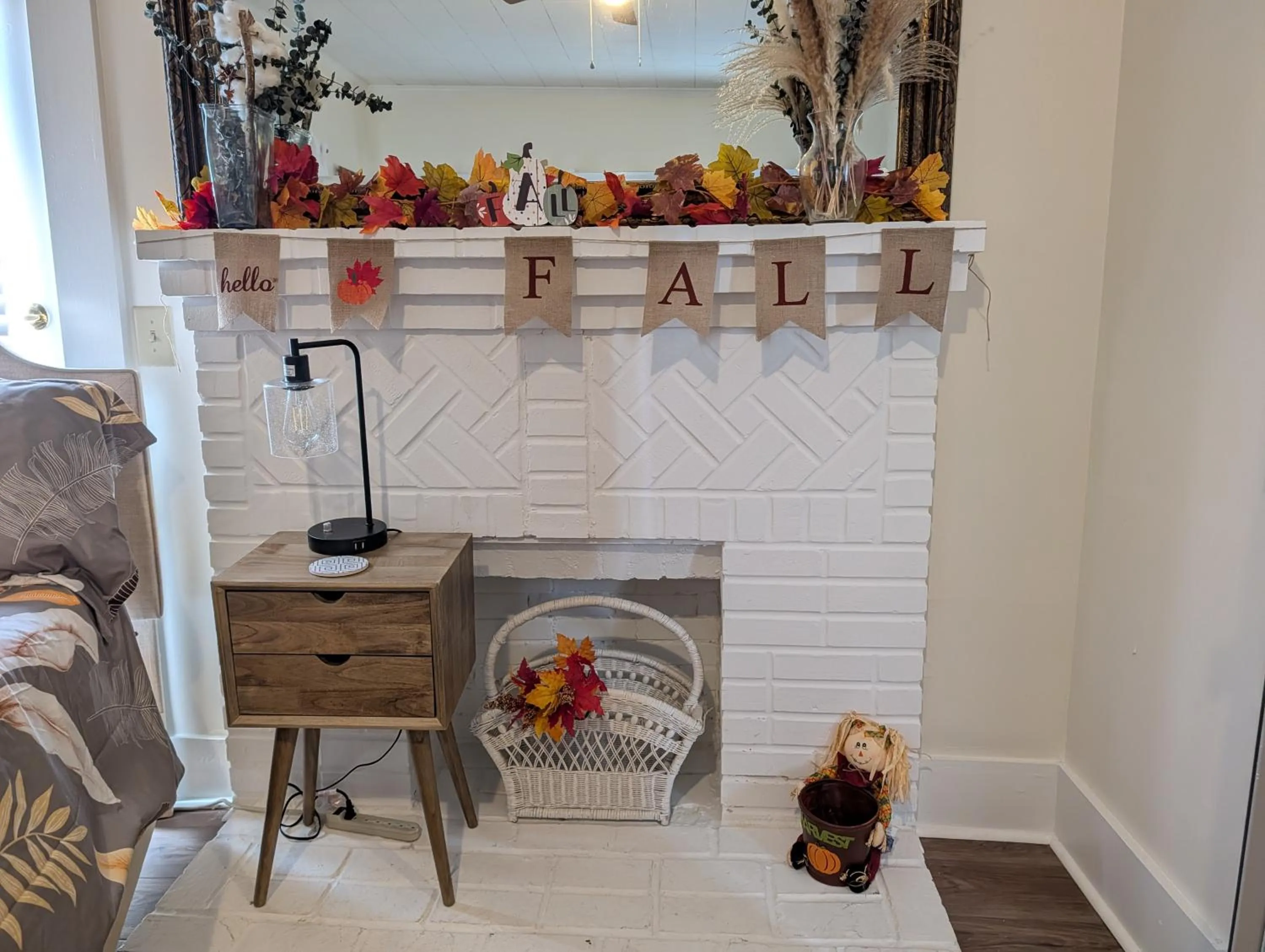 Bed in Cozy, Cute, Private Ozark Suite 5 Mins to Hospital