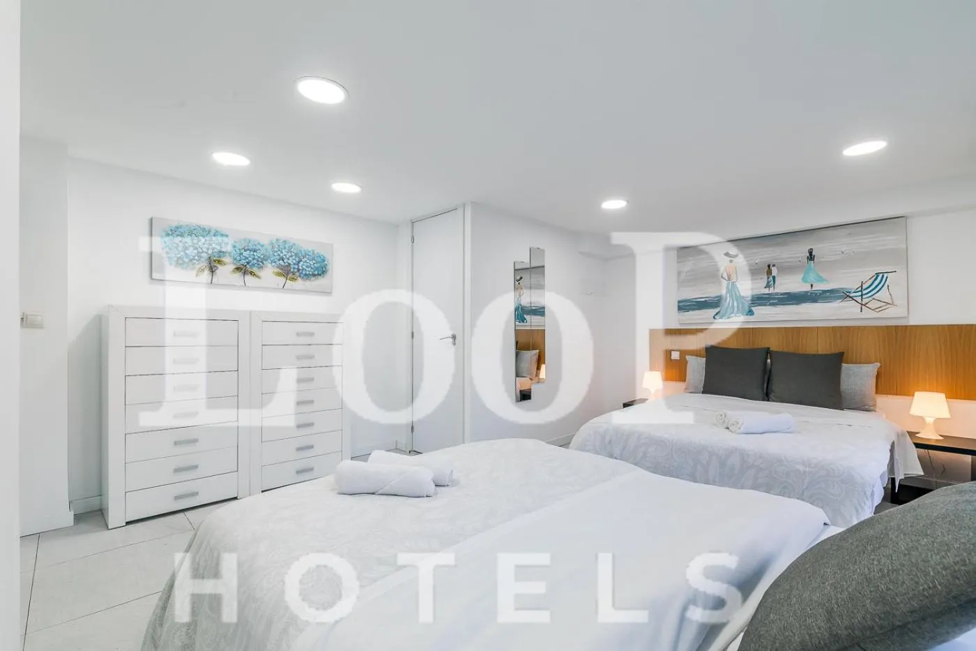 Photo of the whole room, Bed in LooP America