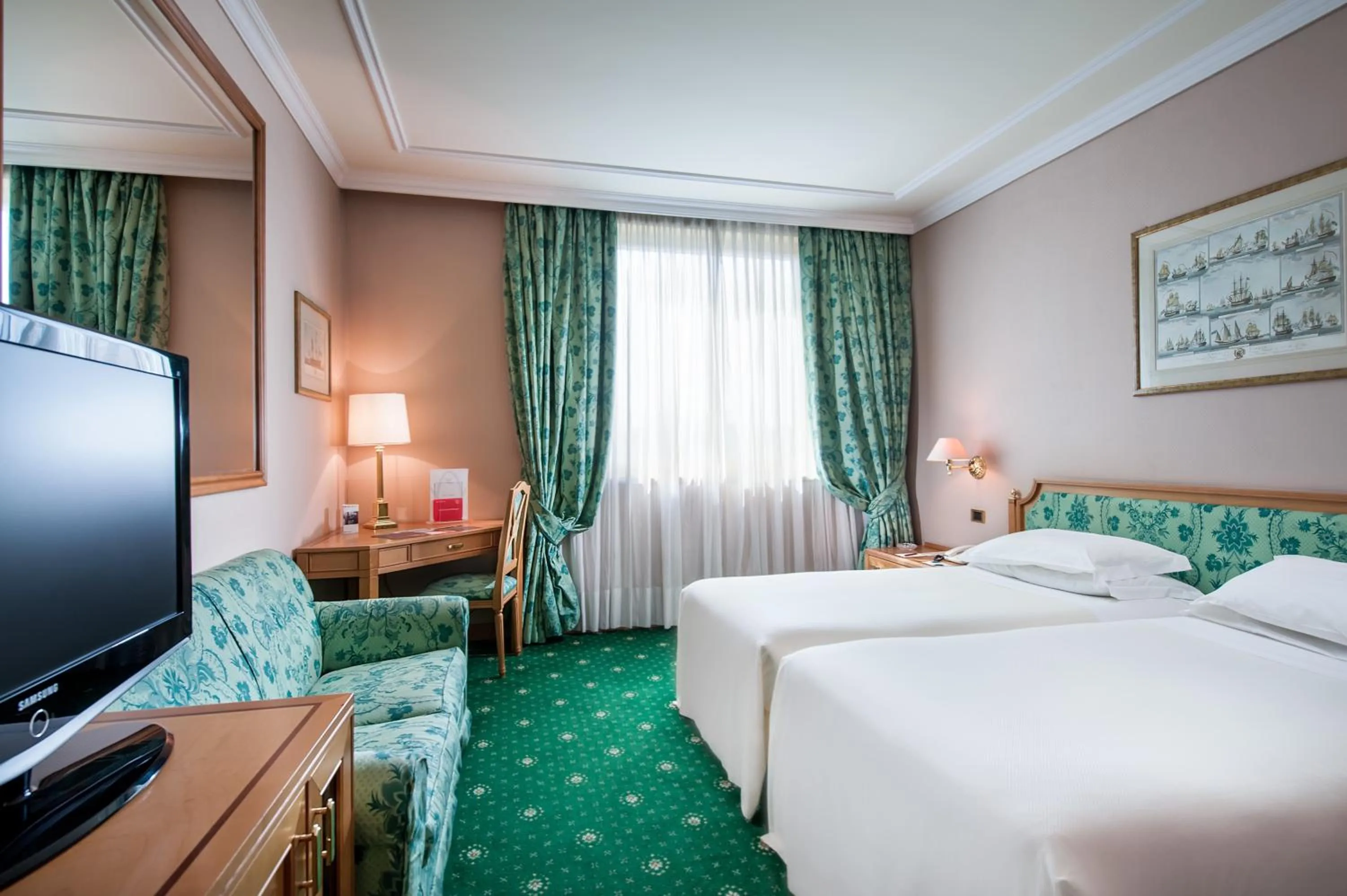 Bedroom, Bed in Royal Garden Assago Milano