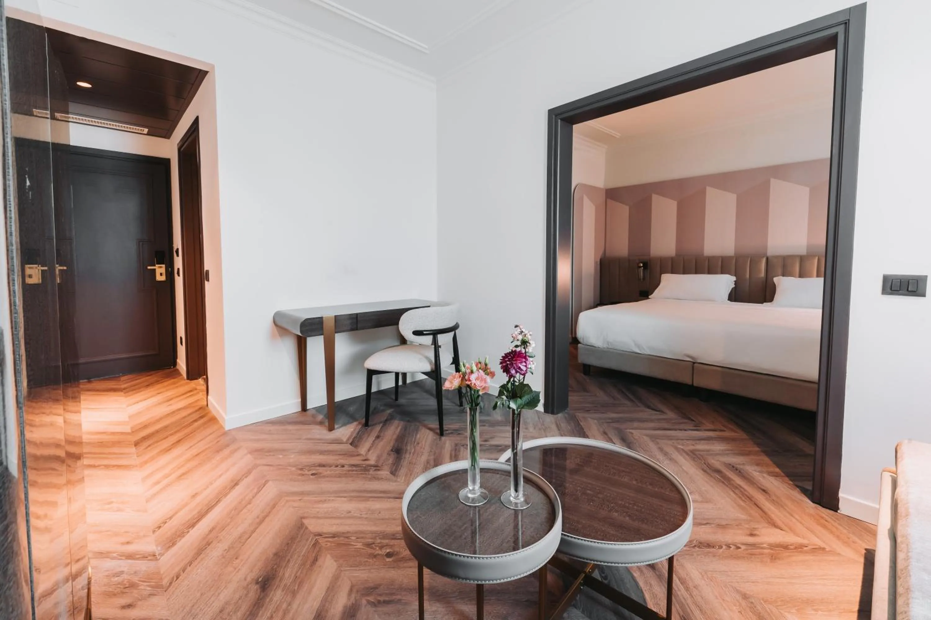 Pool view, Bed in Royal Garden Assago Milano