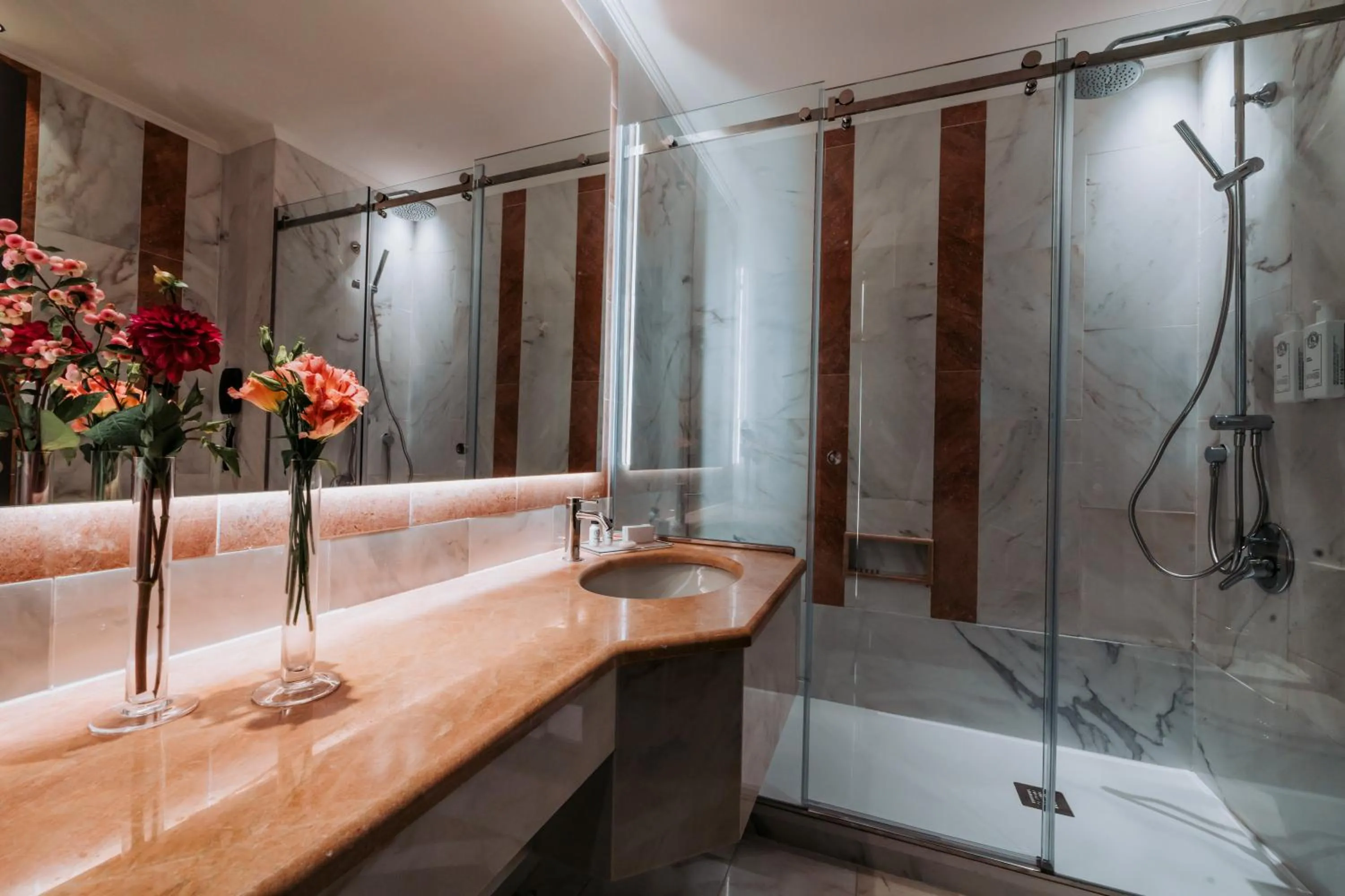 Shower in Royal Garden Assago Milano