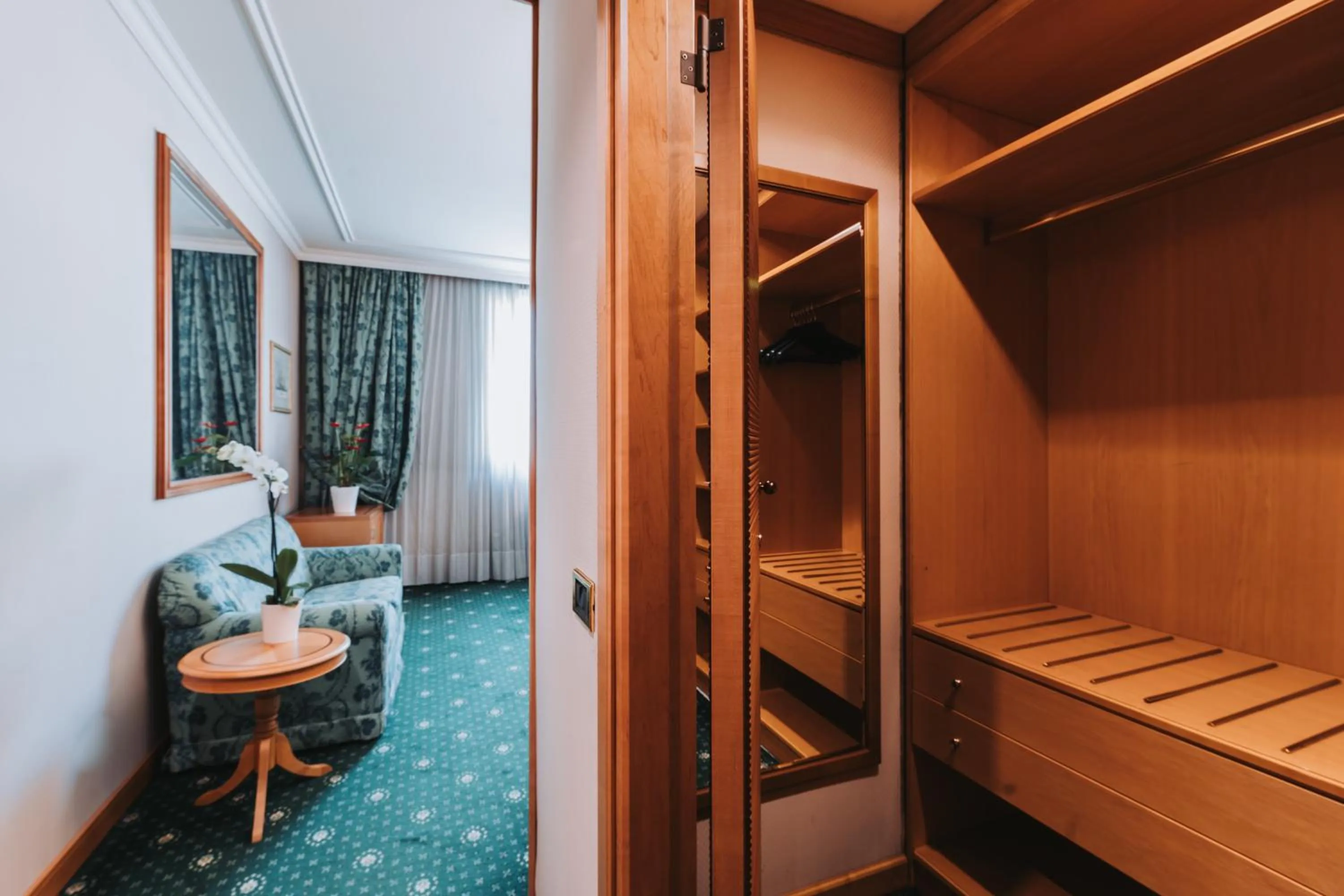 wardrobe in Royal Garden Assago Milano