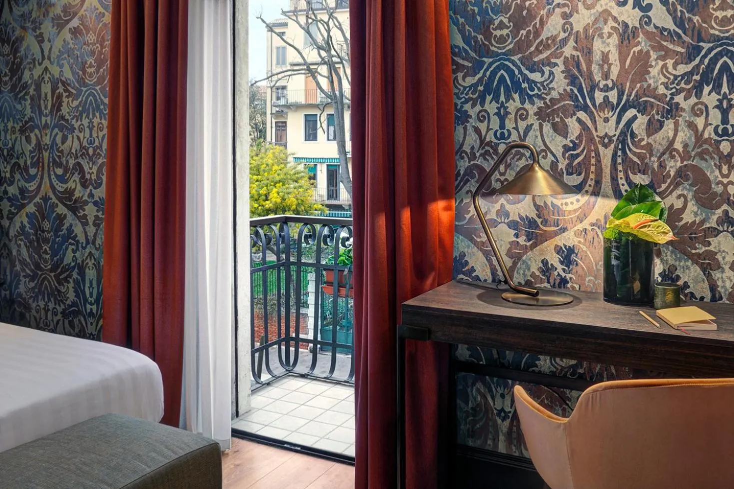 View (from property/room), Bed in Hotel American-Dinesen