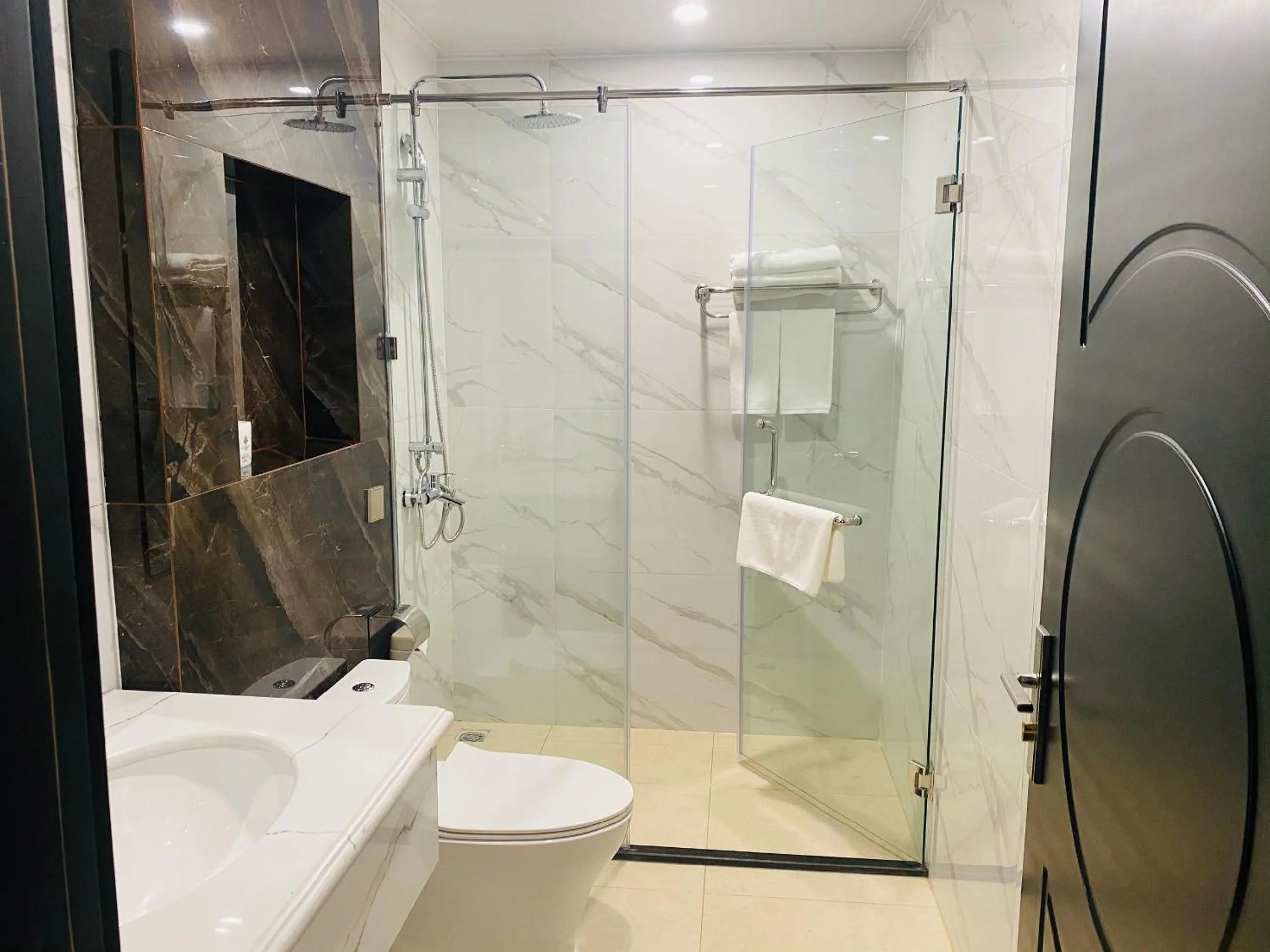 Shower in DIAMOND HOTEL VÂN ĐỒN