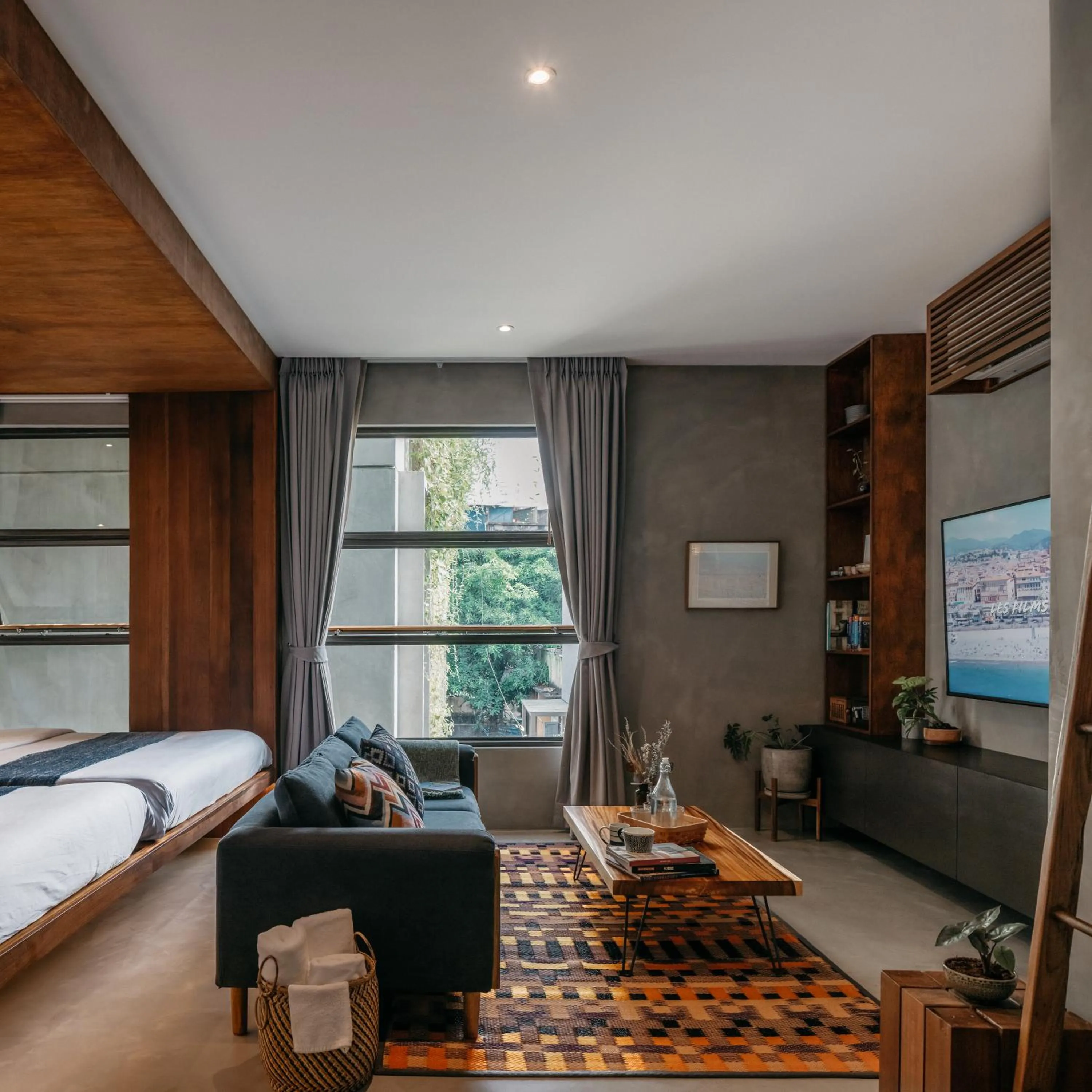 Photo of the whole room, Bed in Tamni